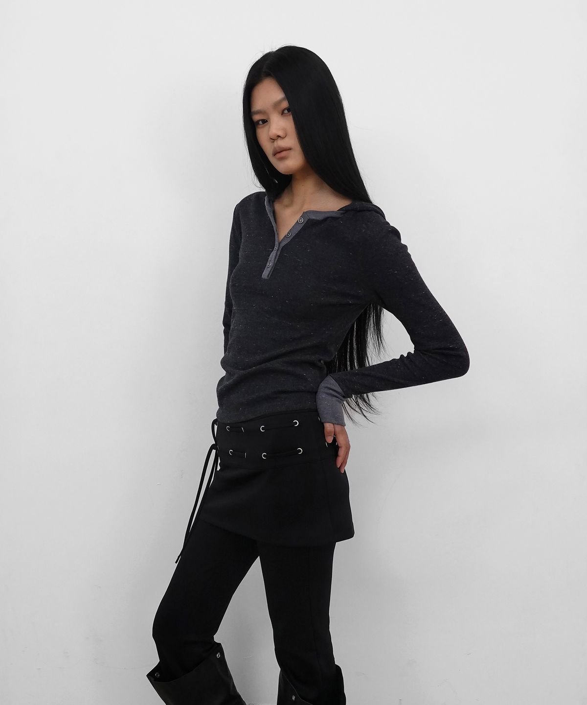 샌드릭(SANDRIC) Henley Neck Waffle Hooded Long Sleeve_Charcoal