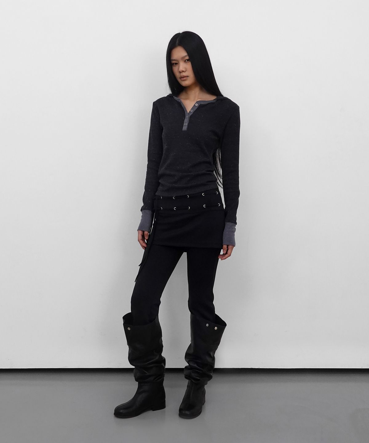 샌드릭(SANDRIC) Henley Neck Waffle Hooded Long Sleeve_Charcoal