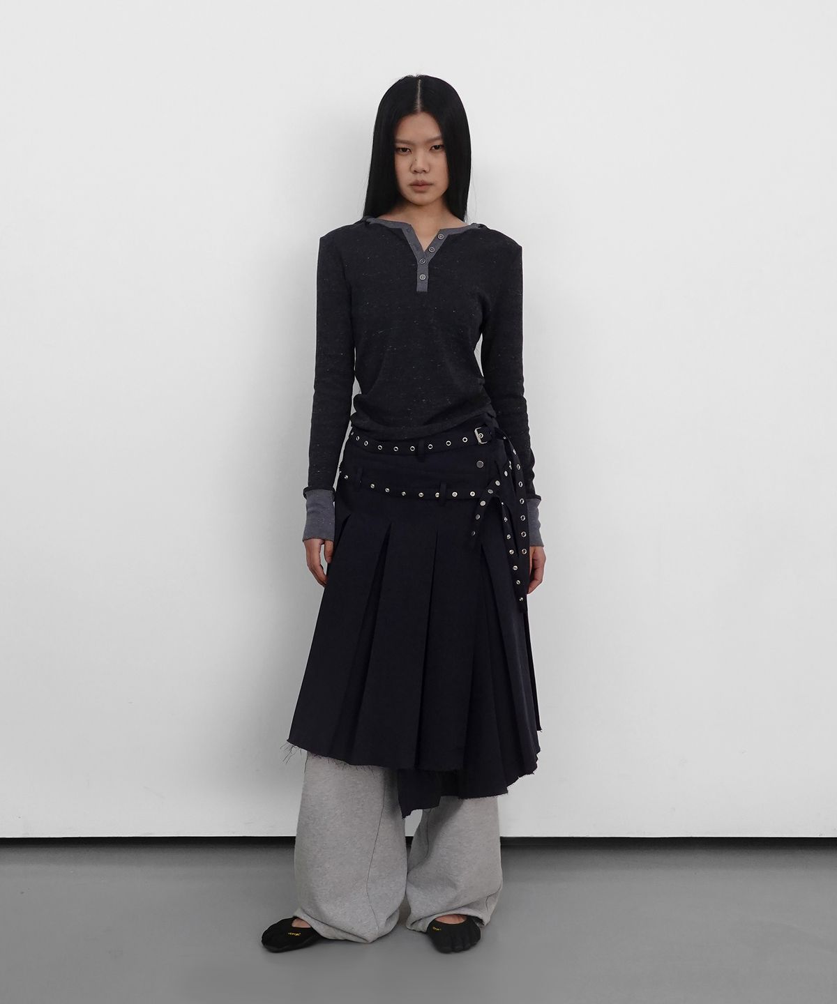 샌드릭(SANDRIC) Henley Neck Waffle Hooded Long Sleeve_Charcoal