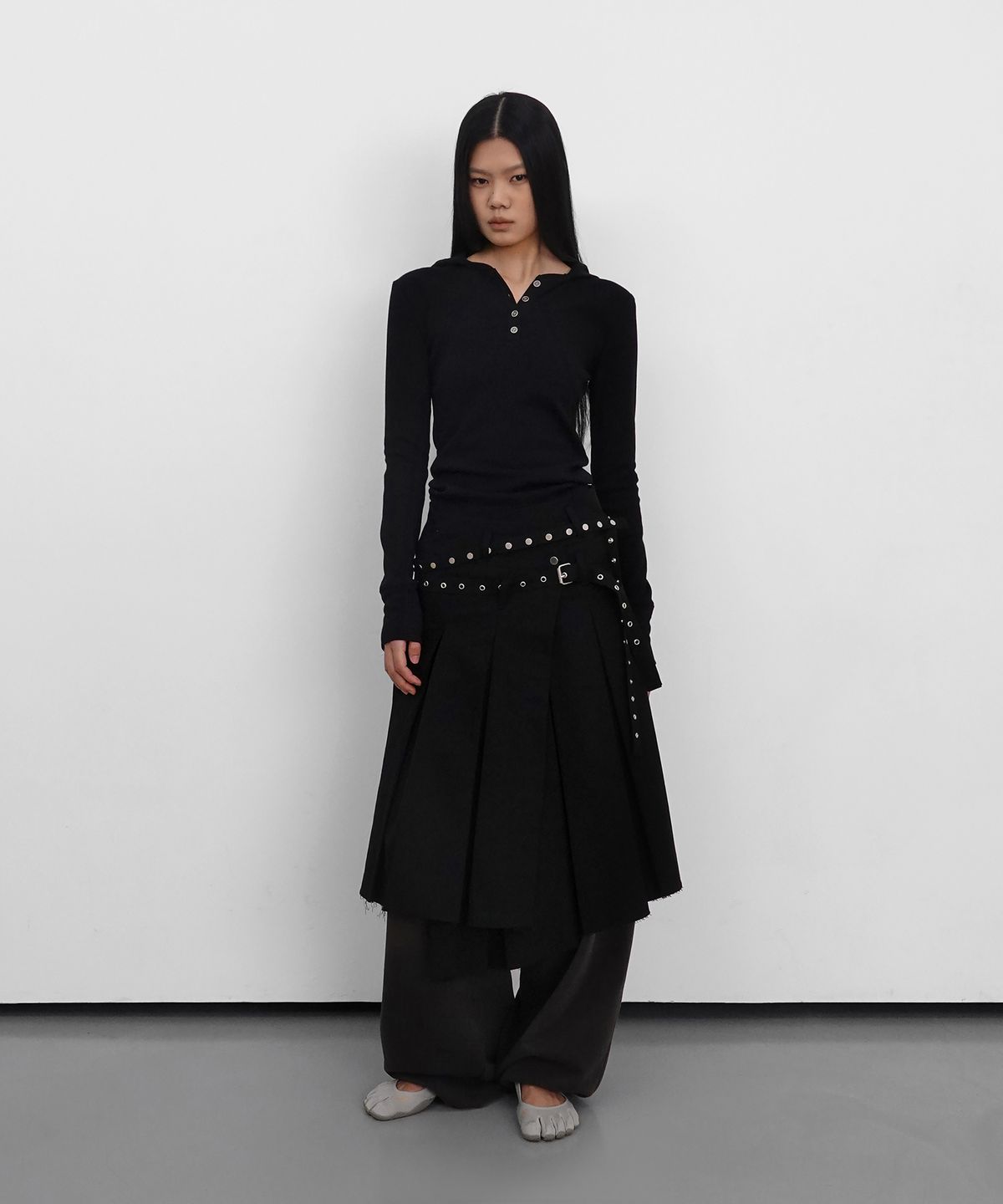 샌드릭(SANDRIC) Henley Neck Waffle Hooded Long Sleeve_Black