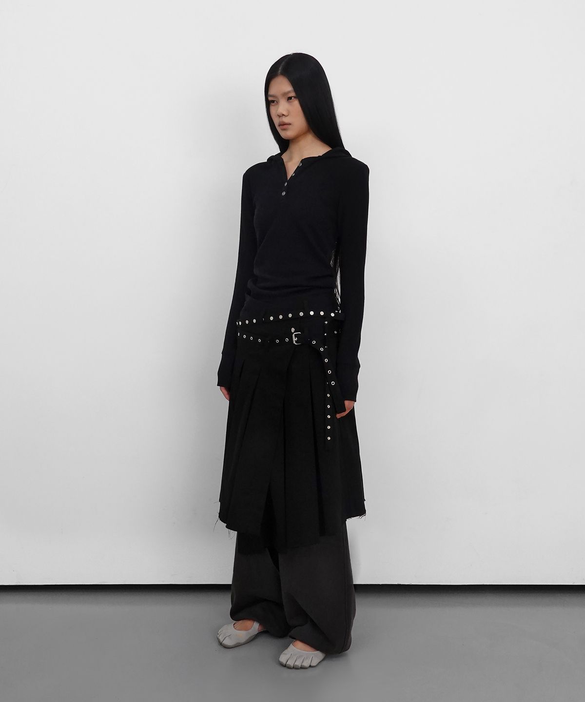 샌드릭(SANDRIC) Henley Neck Waffle Hooded Long Sleeve_Black