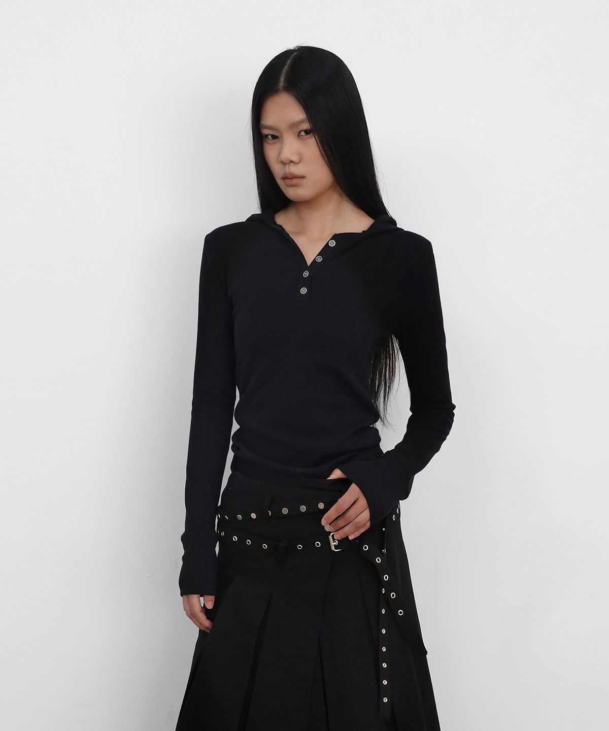 샌드릭(SANDRIC) Henley Neck Waffle Hooded Long Sleeve_Black
