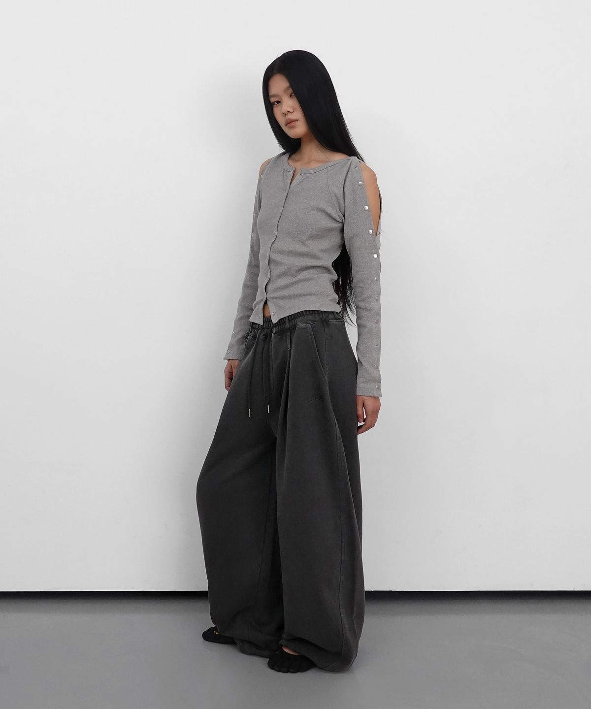 샌드릭(SANDRIC) PIGMENT OVERFIT SWEAT PANTS_CHARCOAL