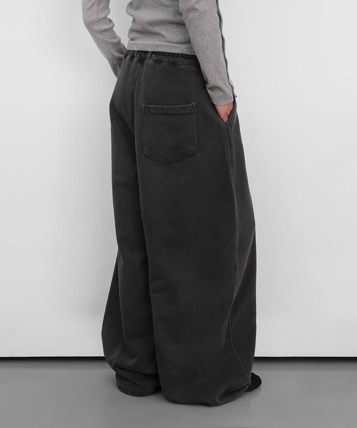 샌드릭(SANDRIC) PIGMENT OVERFIT SWEAT PANTS_CHARCOAL