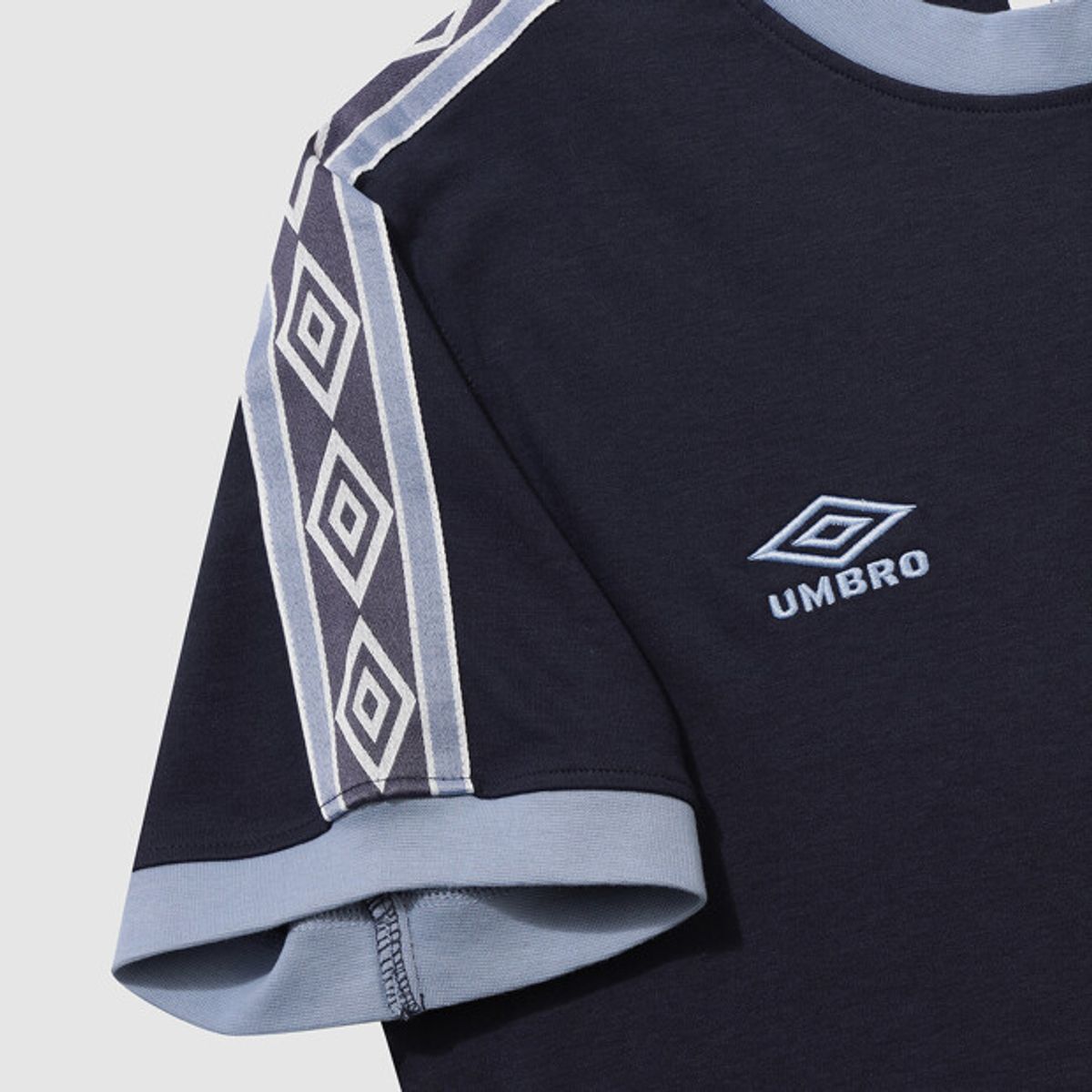 엄브로(UMBRO) NQ 테이프 반팔 티셔츠 네이비 UR111CRS32
