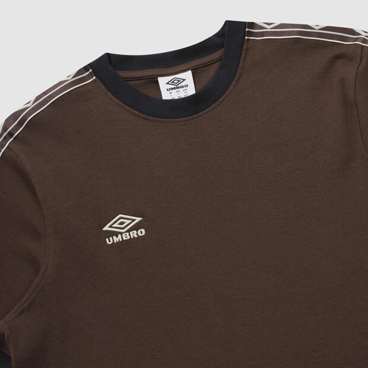 엄브로(UMBRO) NQ 테이프 반팔 티셔츠 브라운 UR111CRS32