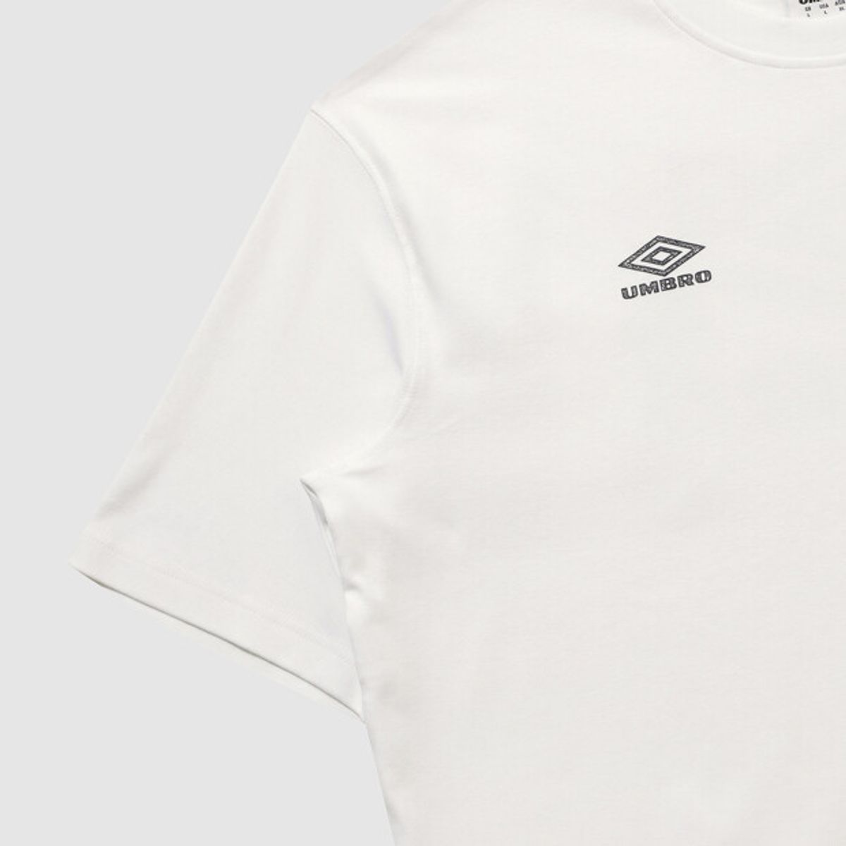 엄브로(UMBRO) NQ 스탬프 그래픽 반팔티 화이트 UR111CRS31