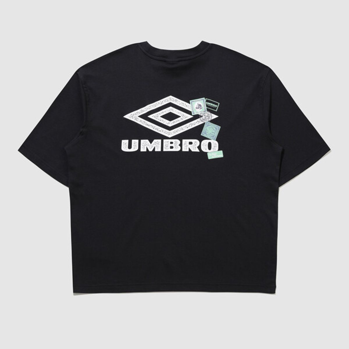 엄브로(UMBRO) NQ 스탬프 그래픽 반팔티 블랙 UR111CRS31