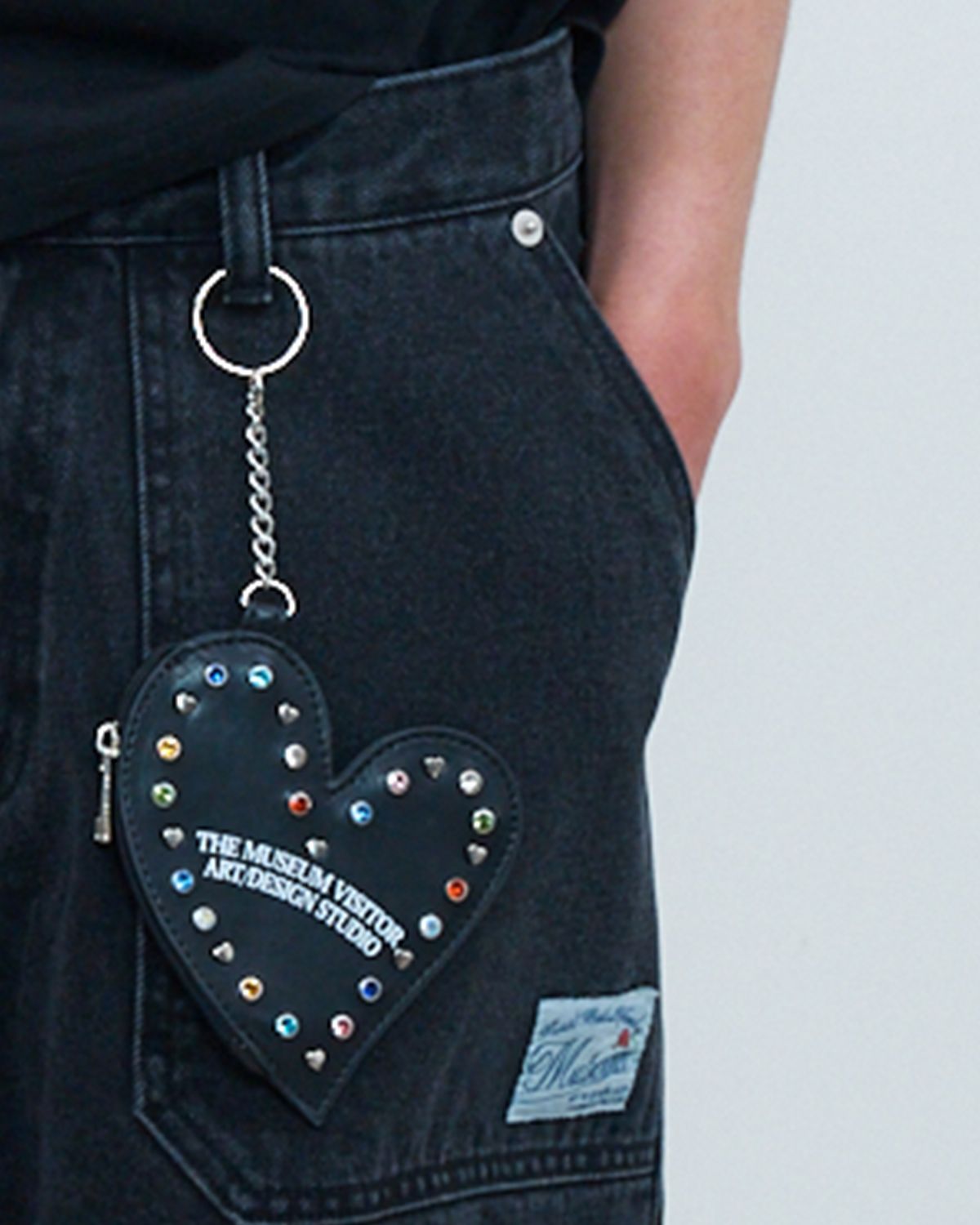더뮤지엄비지터(THEMUSEUMVISITOR) HEART POUCH KEYRING (BLACK)