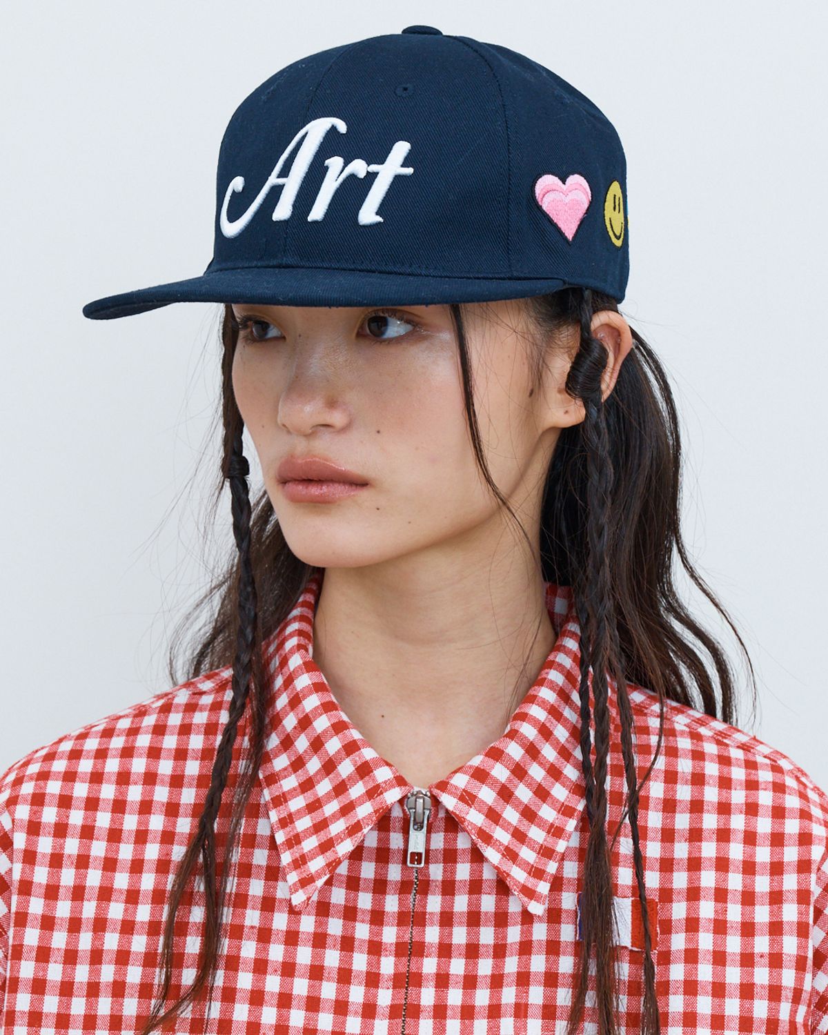 더뮤지엄비지터(THEMUSEUMVISITOR) ART ICON EMBROIDERY CAP (DEEP NAVY)