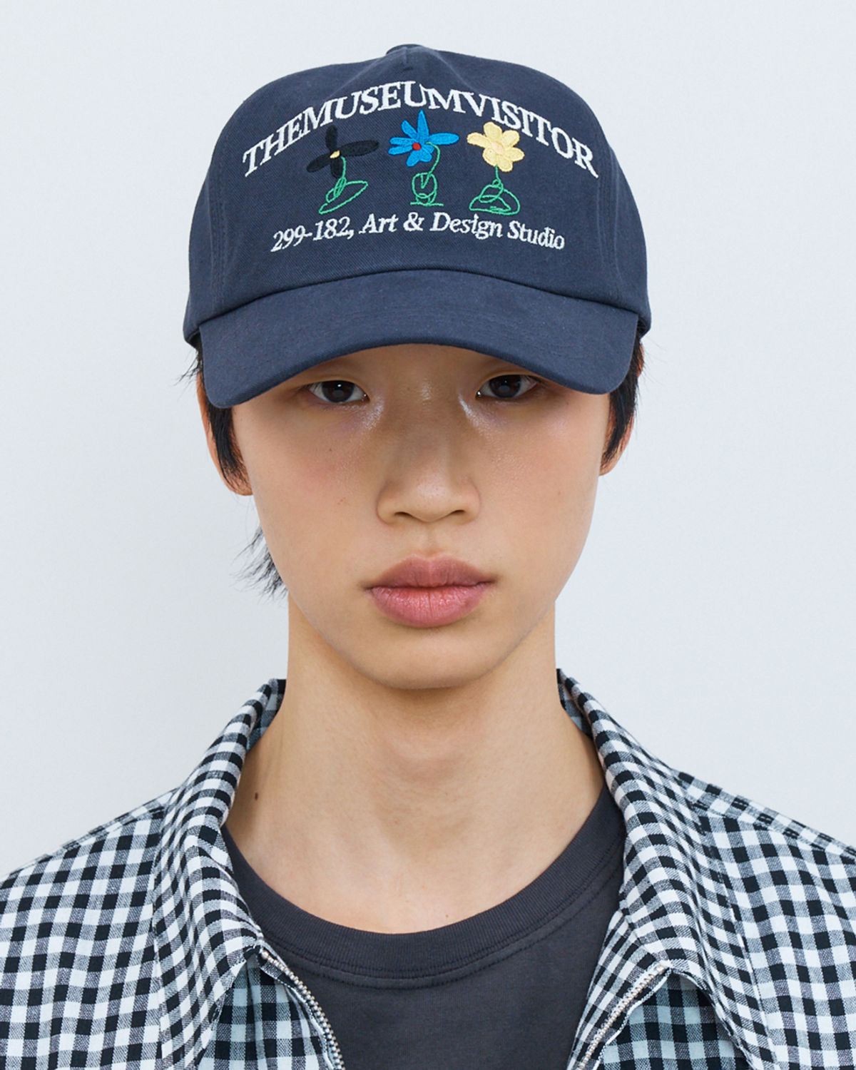 더뮤지엄비지터(THEMUSEUMVISITOR) SIGNATURE LOGO BALL CAP (CHARCOAL)