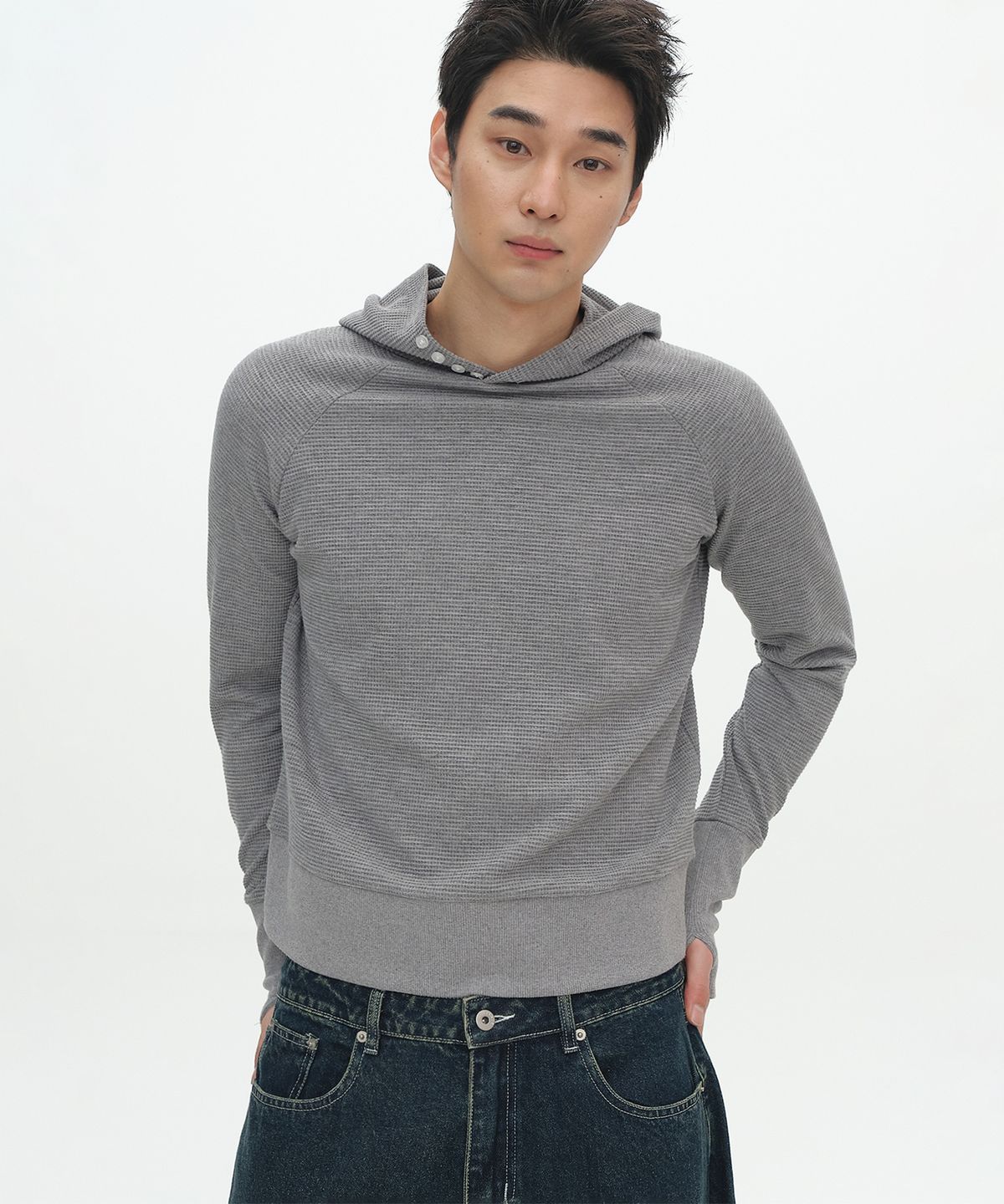플레이스스튜디오맨(PLACESTUDIOMAN) 루즈핏 하이넥 버튼 포인트 핑거홀 와플 롱 슬리브 티셔츠_3COLOR