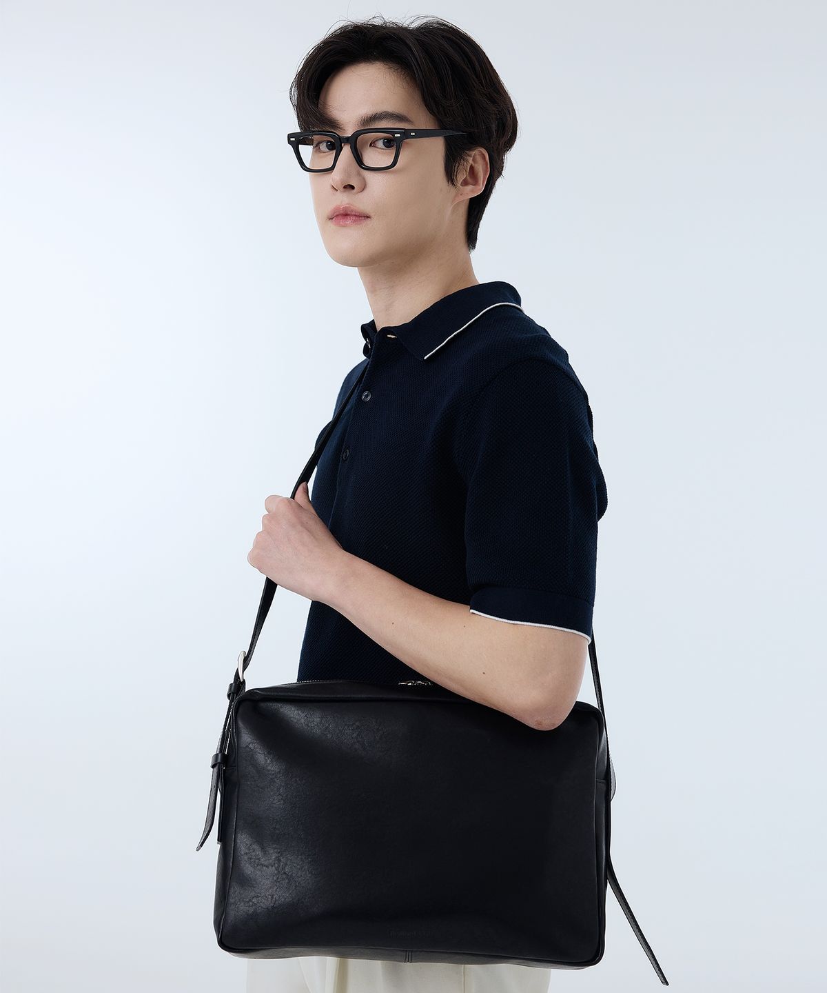 베드포드일레븐스(BEDFORD11TH) 펑셔널 랩탑 레더 슬링[블랙]