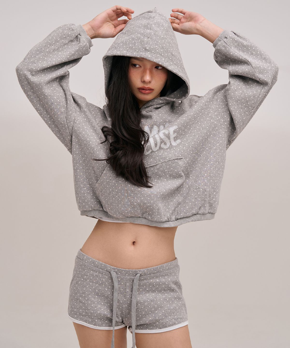 졸리앙볼(JOLIEENVOL) CROPPED MICRO DOT HOODIE (GREY)