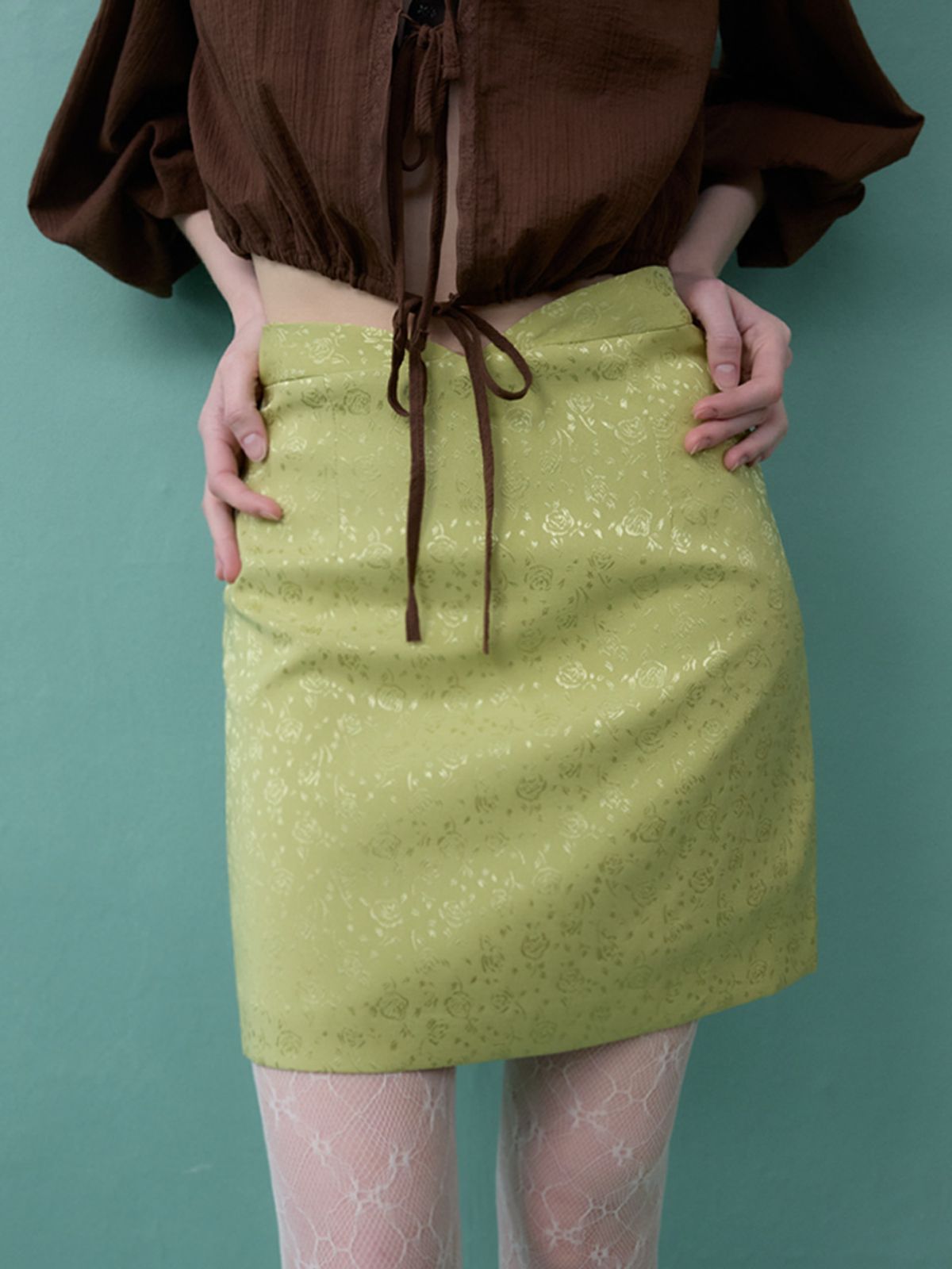 뮈르뮈르(MURMURE) 브이 자가드 샤틴 미니 스커트_Jacquard Satin Skirt