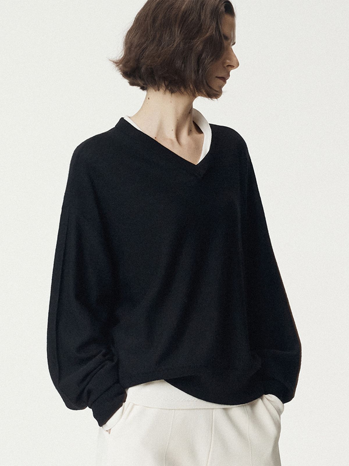 우마뭉(UMARMUNG) Extra Fine Merino Wool V Neck Pullover_Black