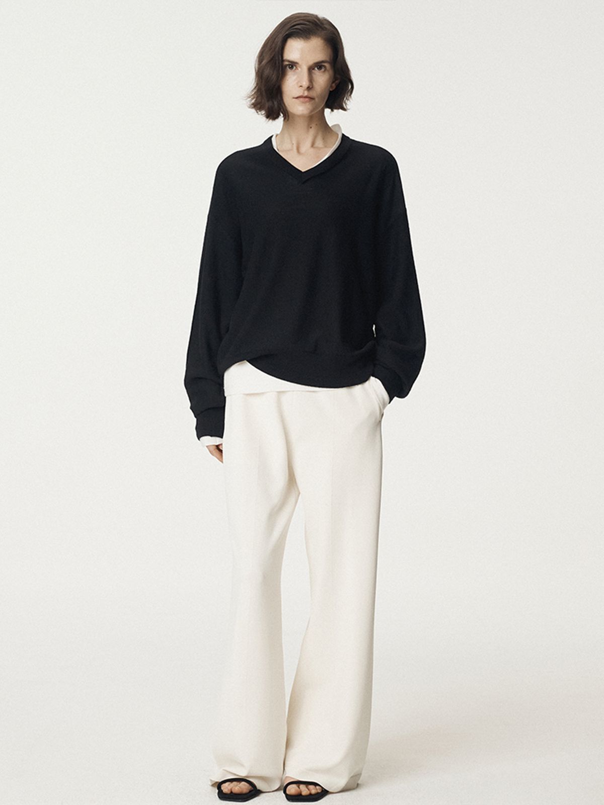 우마뭉(UMARMUNG) Extra Fine Merino Wool V Neck Pullover_Black