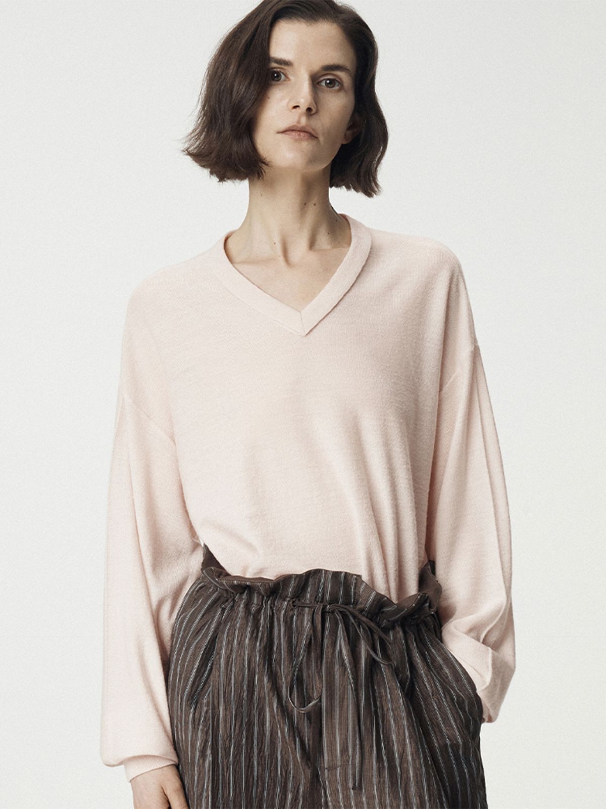 우마뭉(UMARMUNG) Extra Fine Merino Wool V Neck Pullover_Silver Peony