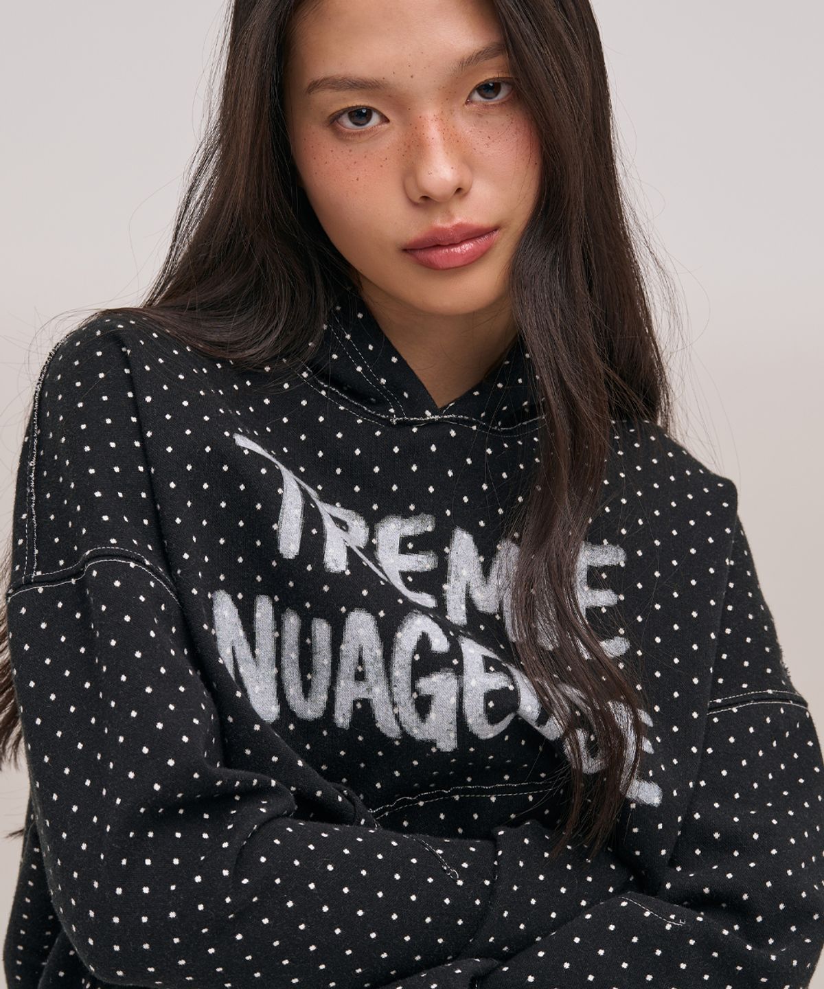 졸리앙볼(JOLIEENVOL) CROPPED MICRO DOT HOODIE (BLACK)