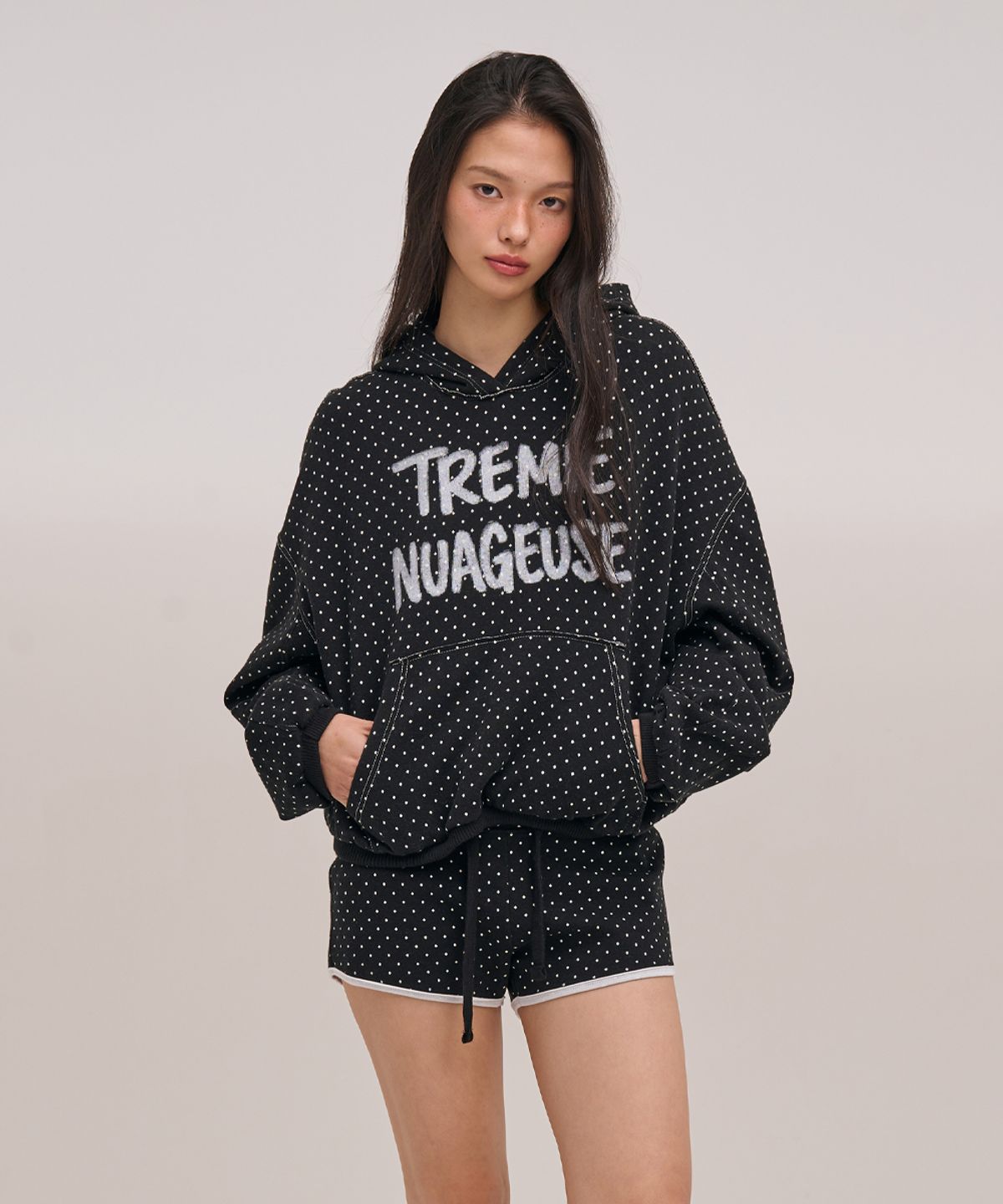 졸리앙볼(JOLIEENVOL) CROPPED MICRO DOT HOODIE (BLACK)