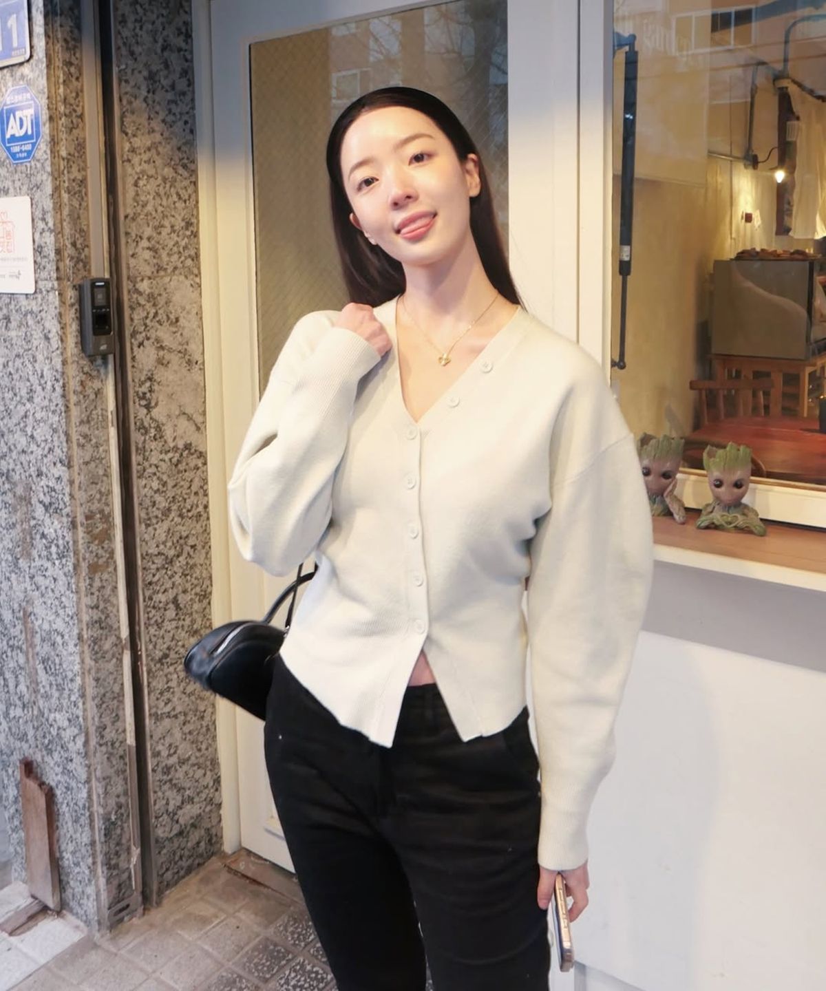 아위(AHWE) V-Neck Cardigan_L GREEN