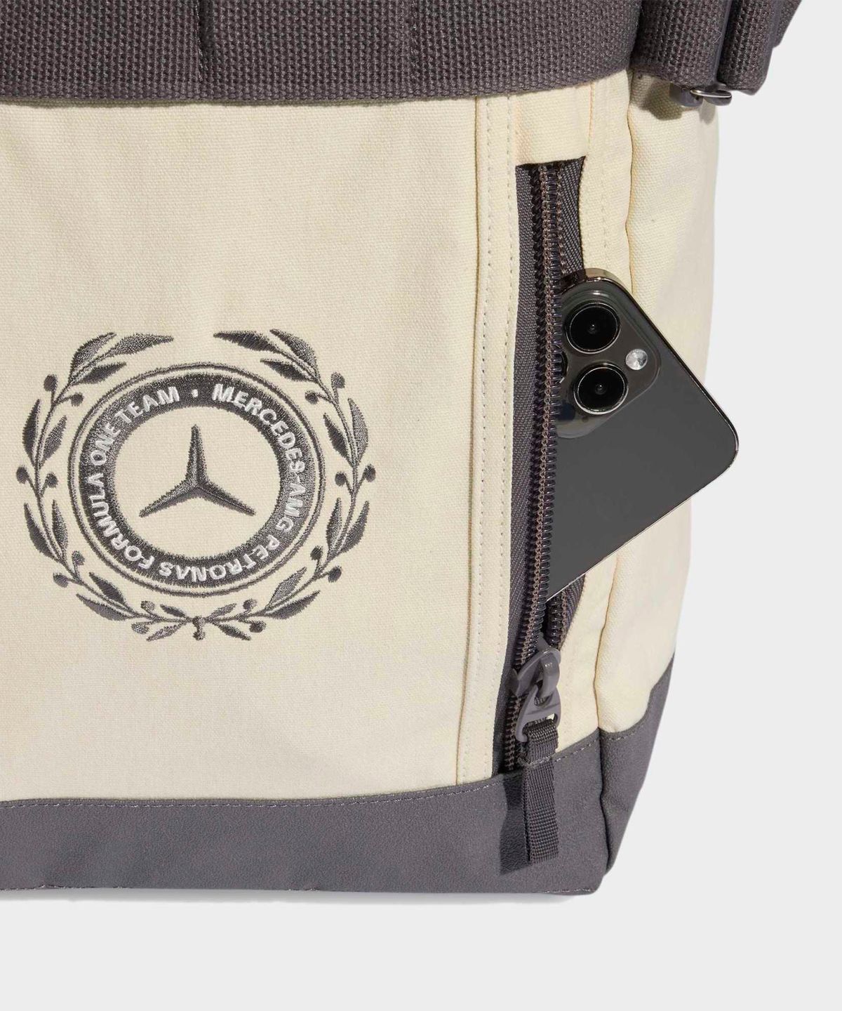 아디다스(ADIDAS) 메르세데스 AMG 페트로나스 포뮬러 1 팀 실버 애로우 토트 백 - 화이트:그레이 / KF6043