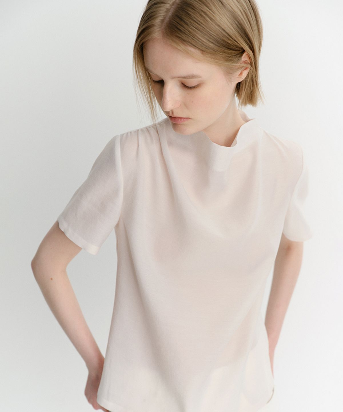 이아(EAAH) COWL NECK BLOUSE (IVORY)