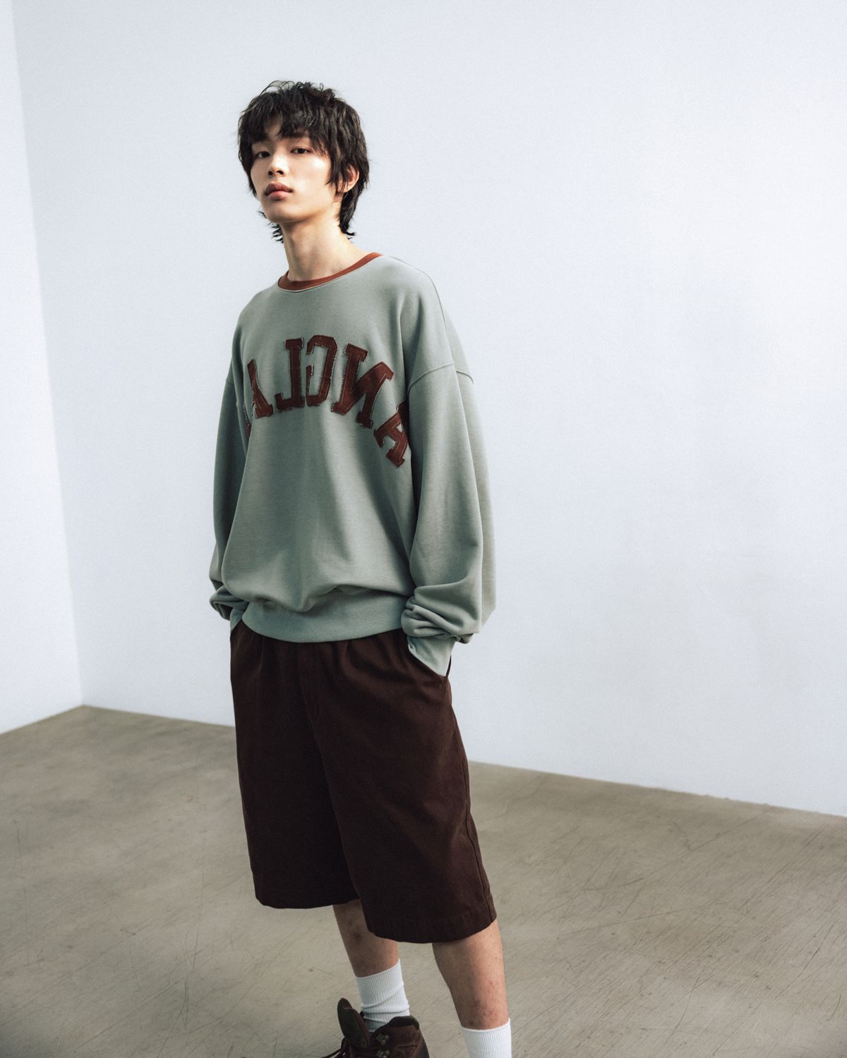 앵글런(ANGLAN) Palette Appliqué Sweat Shirt - Brown