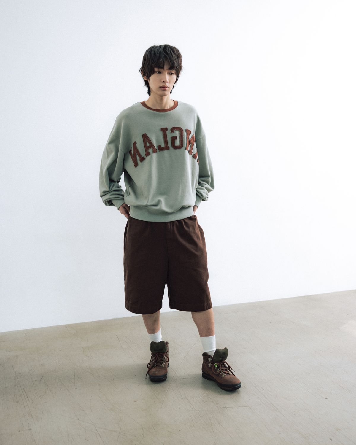 앵글런(ANGLAN) Palette Appliqué Sweat Shirt - Brown