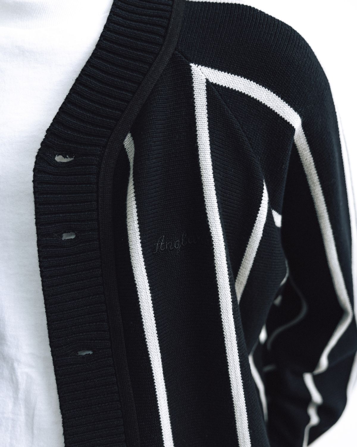 앵글런(ANGLAN) Varsity Raglan Knit Cardigan - Black