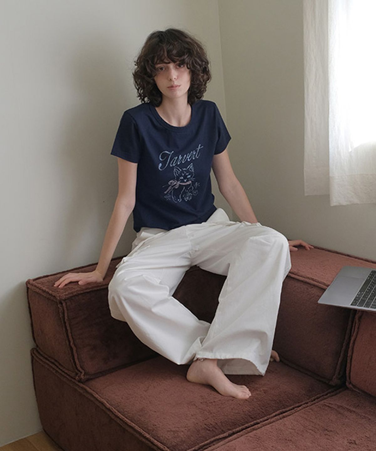 타버트(TARVERT) Cat  Lettering T-Shirt - Navy