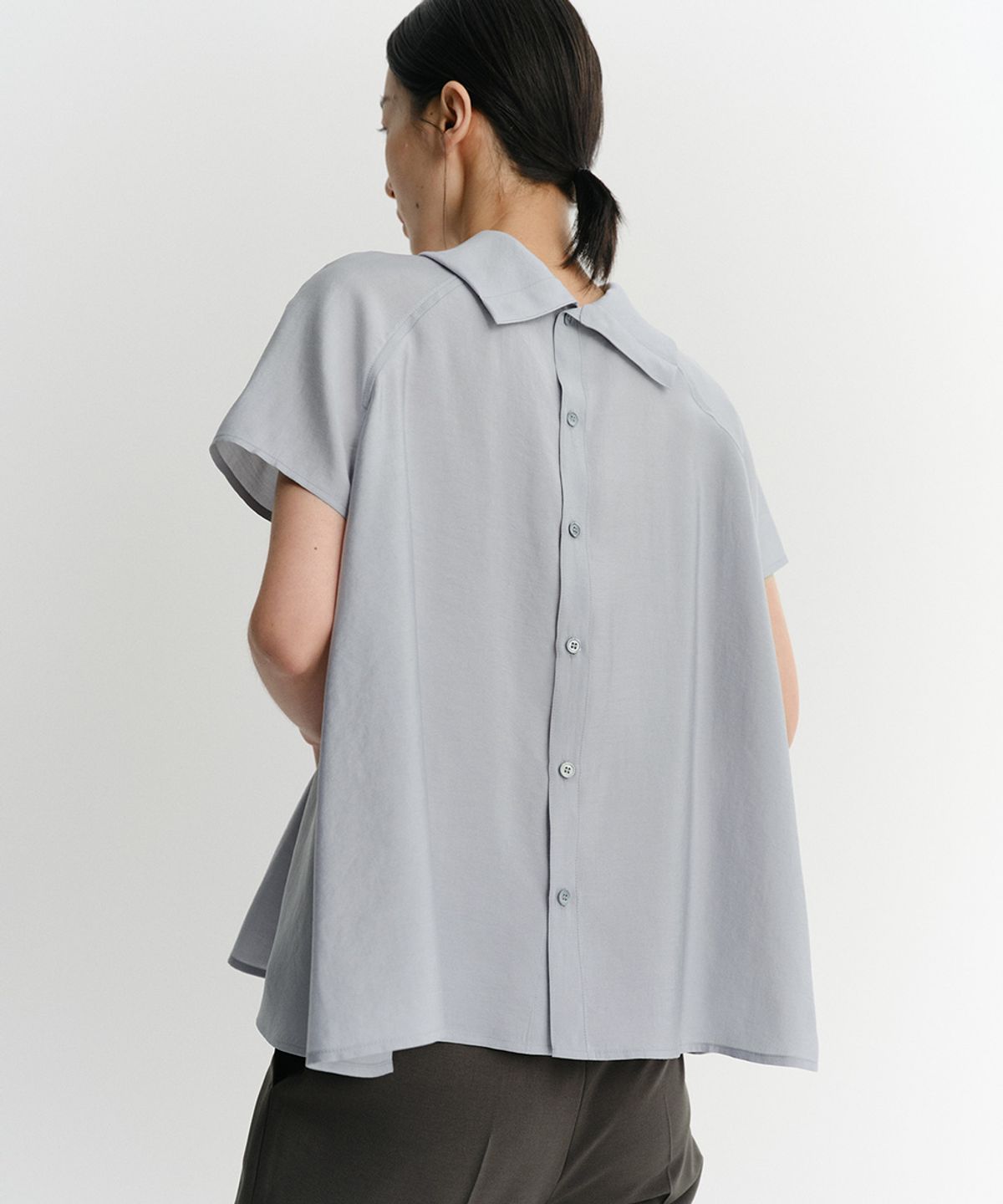 이아(EAAH) LYLA FLARE BLOUSE (PALE BLUE)