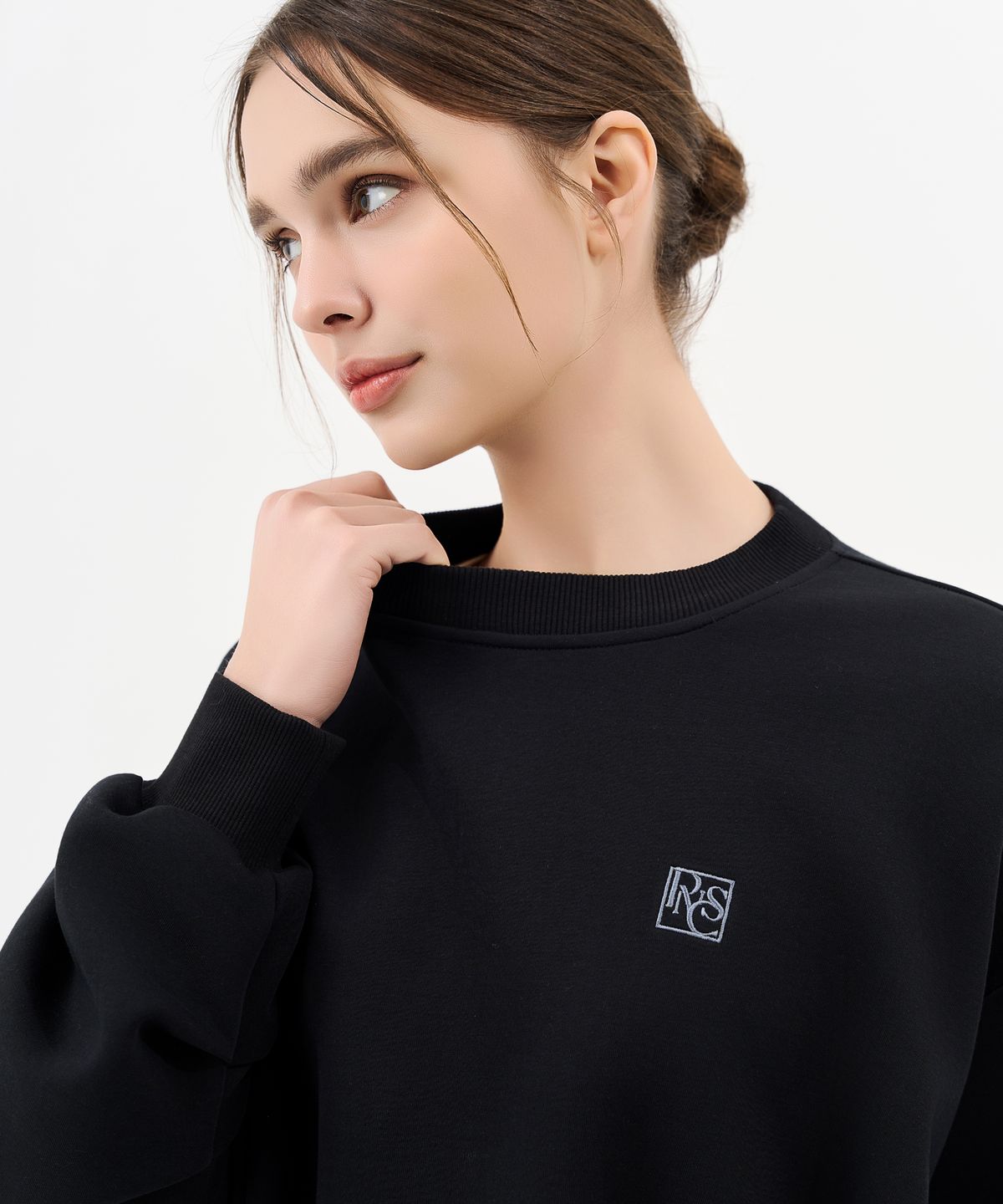 라넌큘러스(RANUNCULUS) 로고 볼륨 스웨트 맨투맨_BLACK