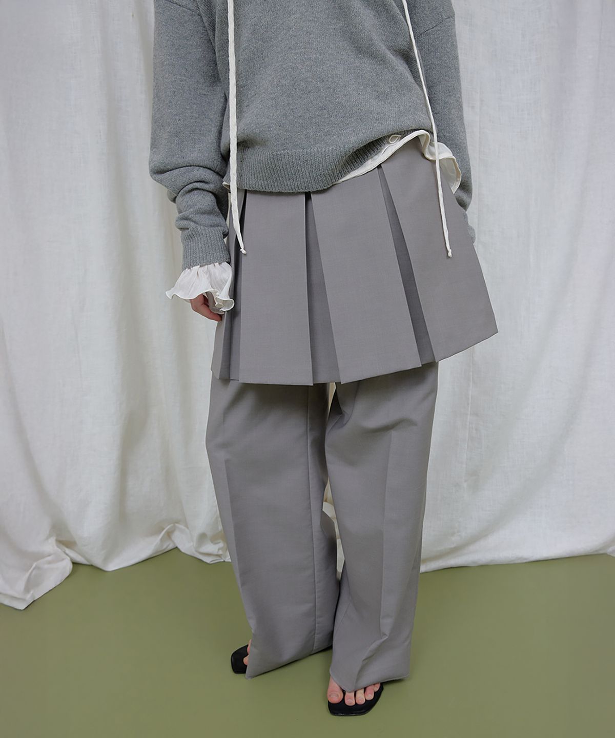 론크(LONQUE) ESSENTIEL PLEATS MINI SKIRT (GRAY)