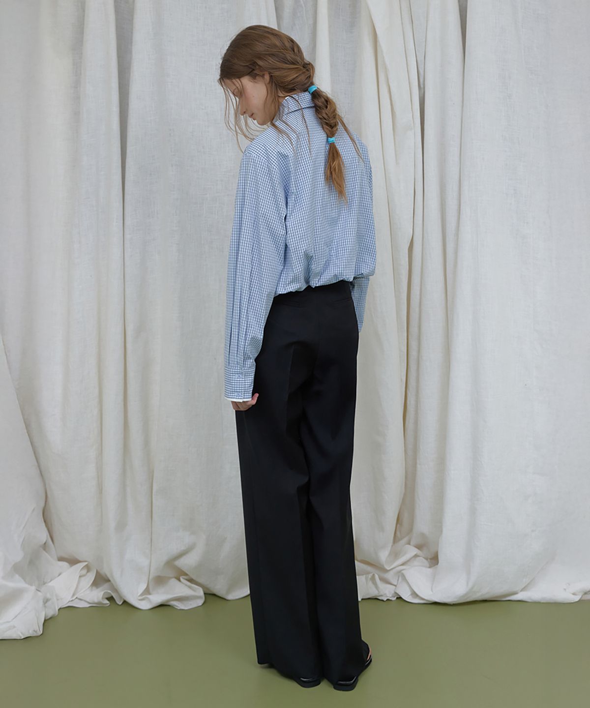 론크(LONQUE) ESSENTIEL BACK BANDING PINTUCK TROUSER_SLACKS (BLACK)