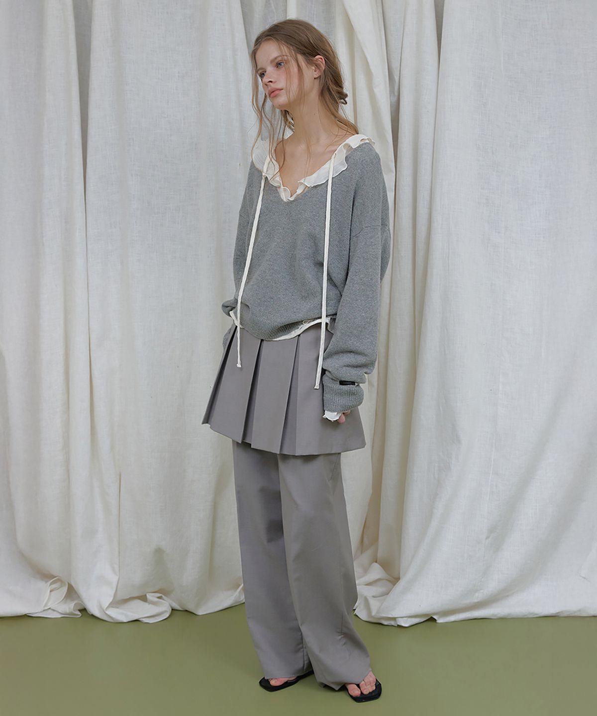 론크(LONQUE) ESSENTIEL BACK BANDING PINTUCK TROUSER_SLACKS (GRAY)
