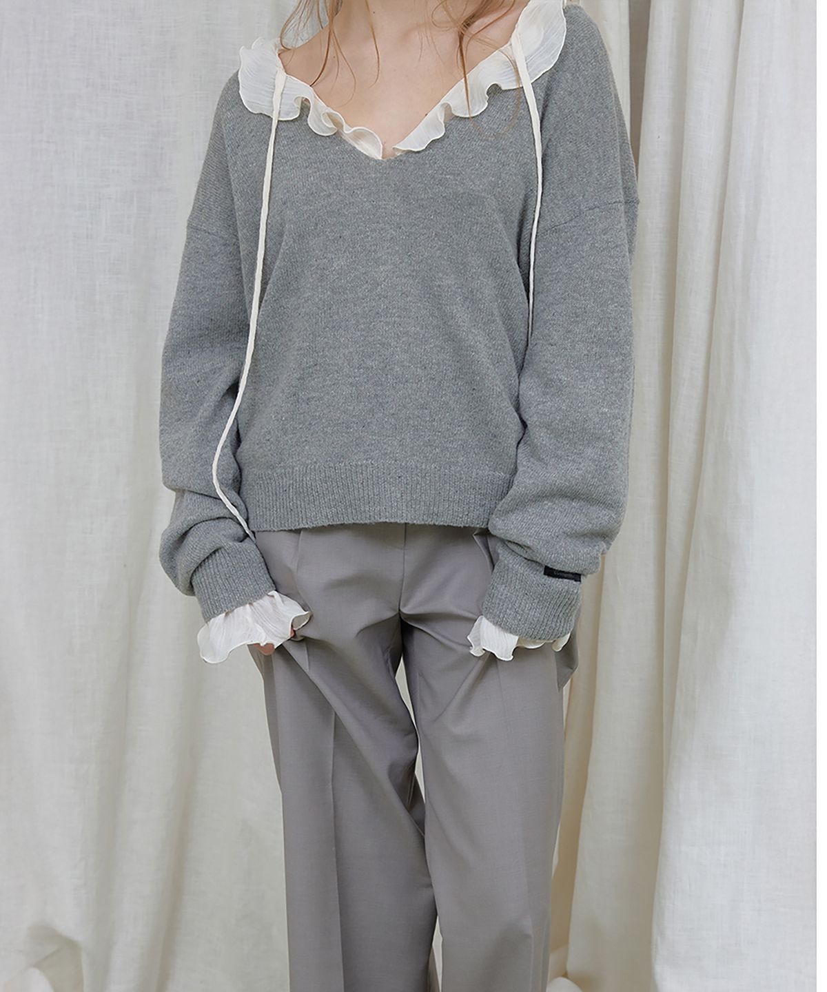 론크(LONQUE) ESSENTIEL BACK BANDING PINTUCK TROUSER_SLACKS (GRAY)