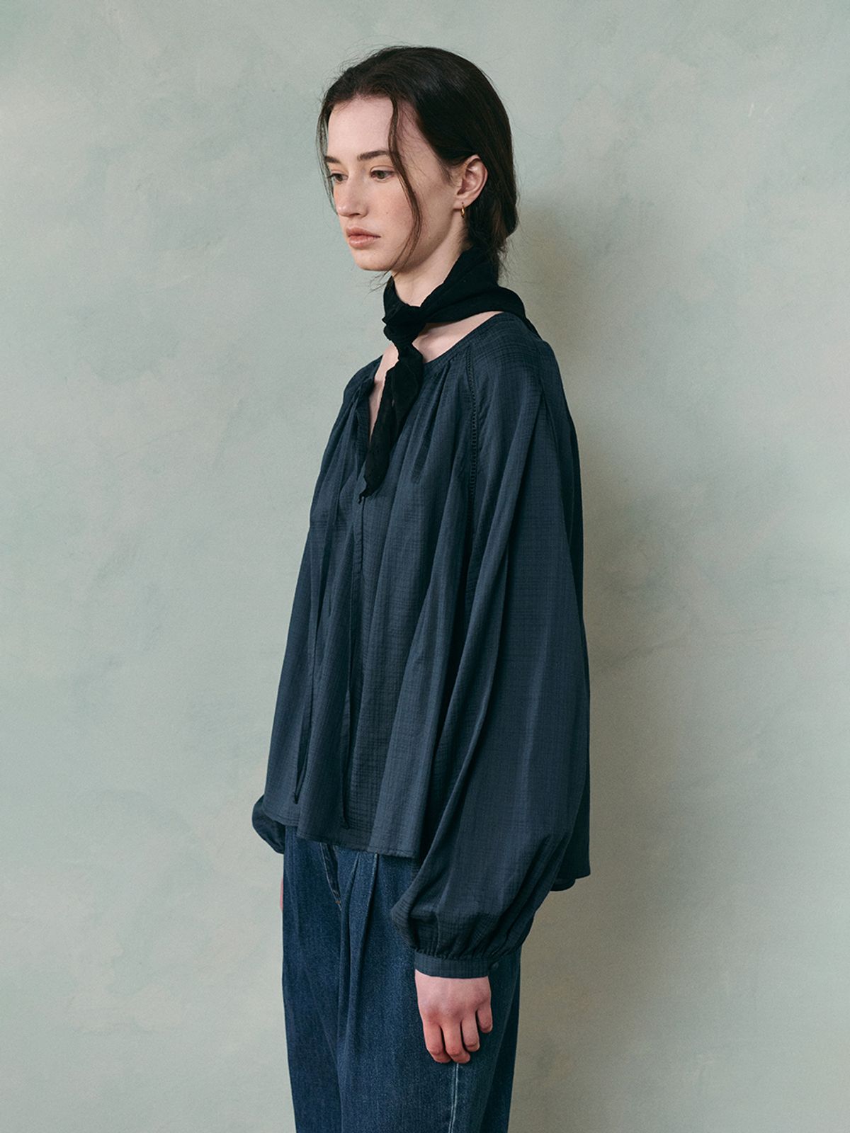 르니나(LENINA) LUCIA raglan shirring blouse_NAVY