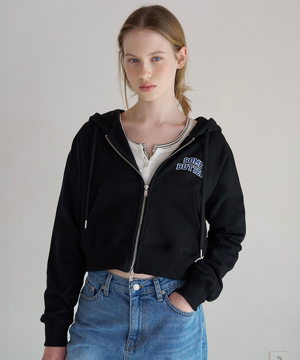 썸웨어버터(SOMEWHEREBUTTER) Crop Logo Hoodie Zip-Up - Black