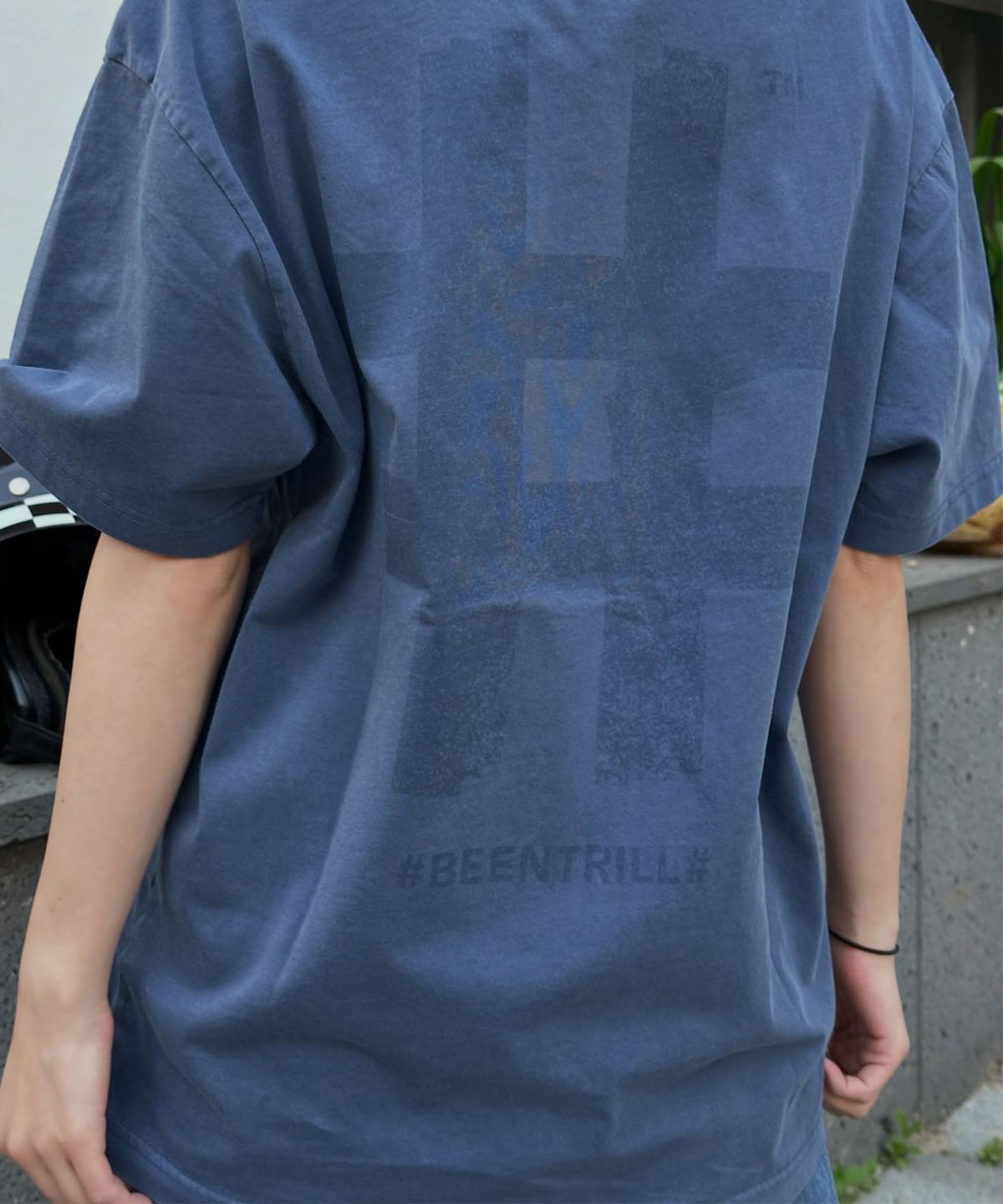 빈트릴(BEENTRILL) 빈티지 스탬프 해시태그 다잉 반팔티(네이비)