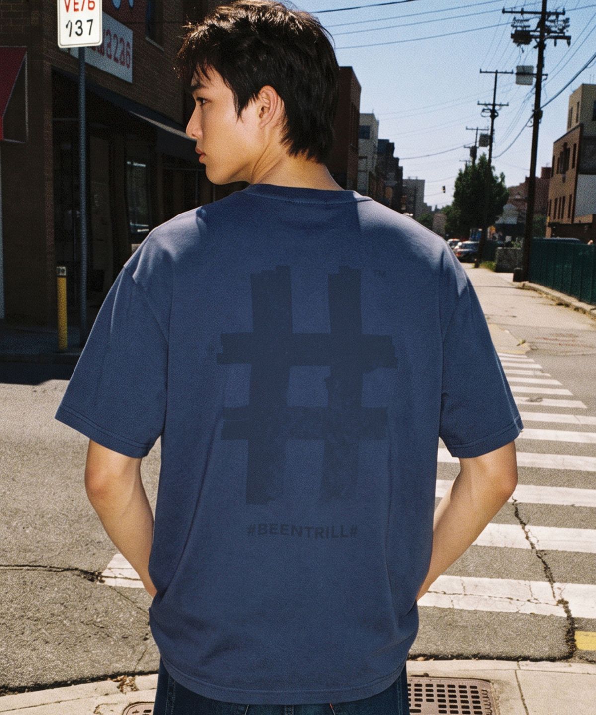 빈트릴(BEENTRILL) 빈티지 스탬프 해시태그 다잉 반팔티(네이비)