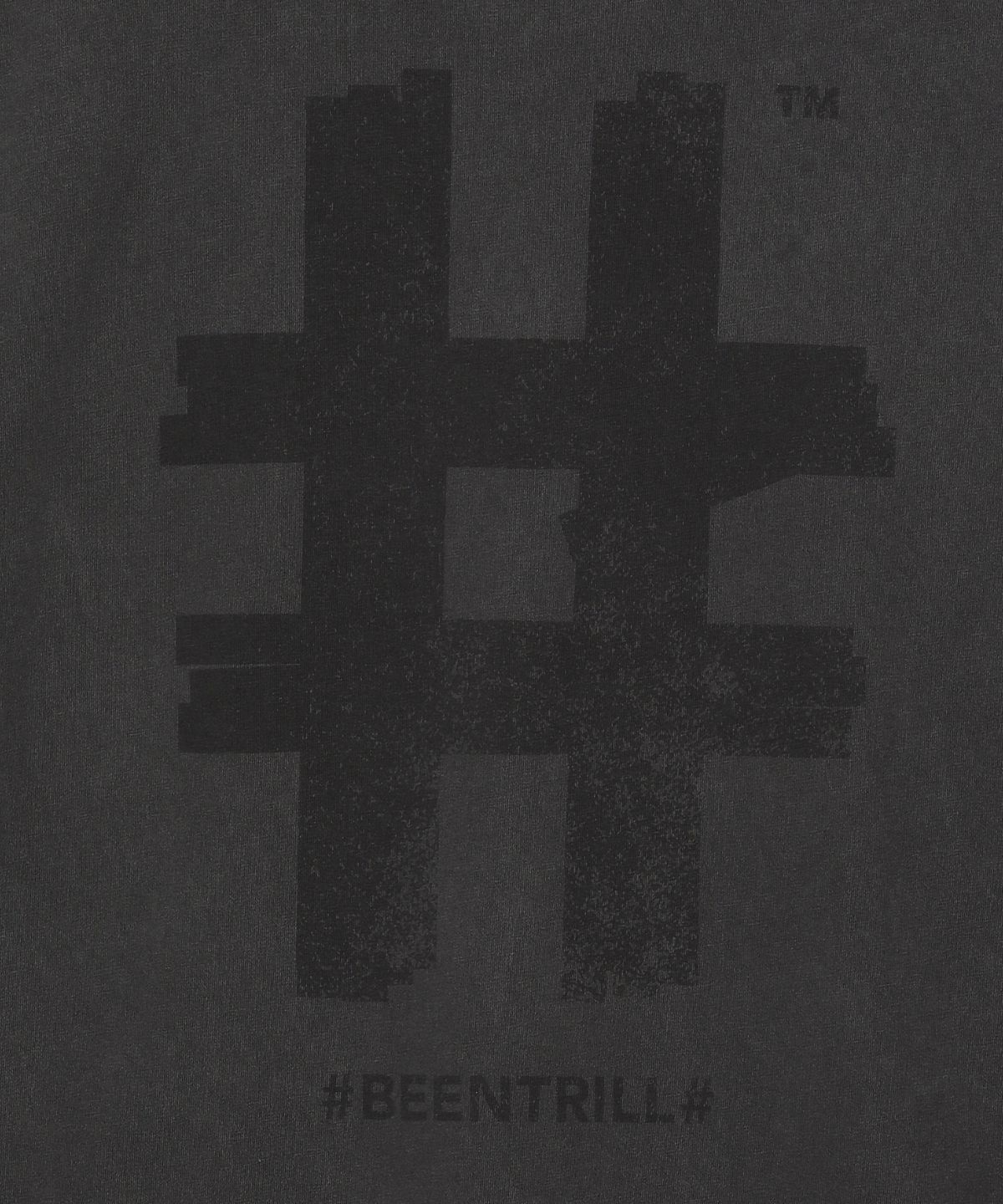 빈트릴(BEENTRILL) 빈티지 스탬프 해시태그 다잉 반팔티(차콜)