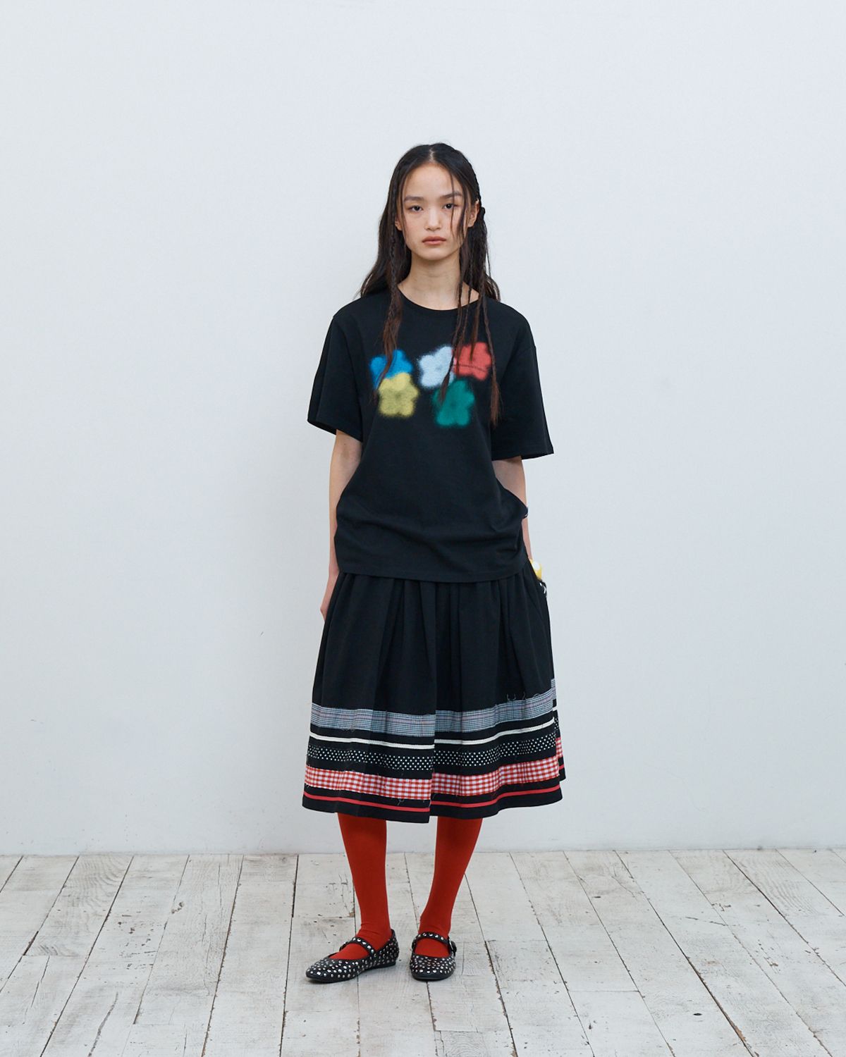 더뮤지엄비지터(THEMUSEUMVISITOR) W MULTI PATCH MIDI SKIRT (BLACK)
