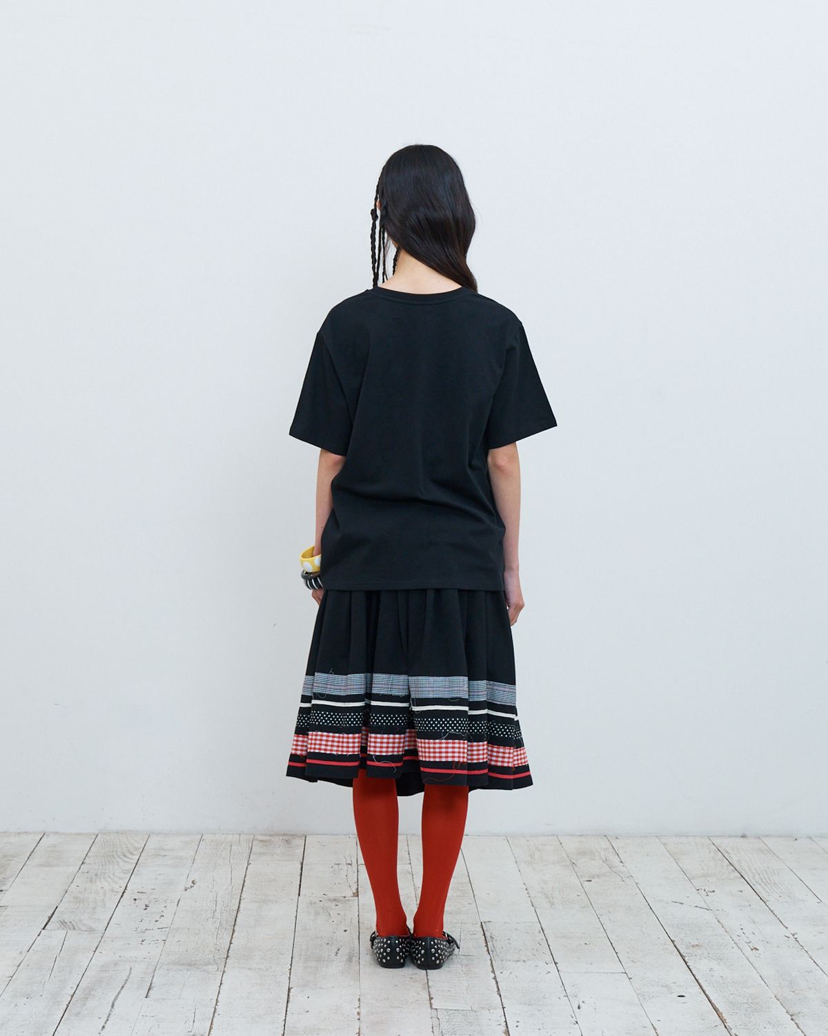 더뮤지엄비지터(THEMUSEUMVISITOR) W MULTI PATCH MIDI SKIRT (BLACK)