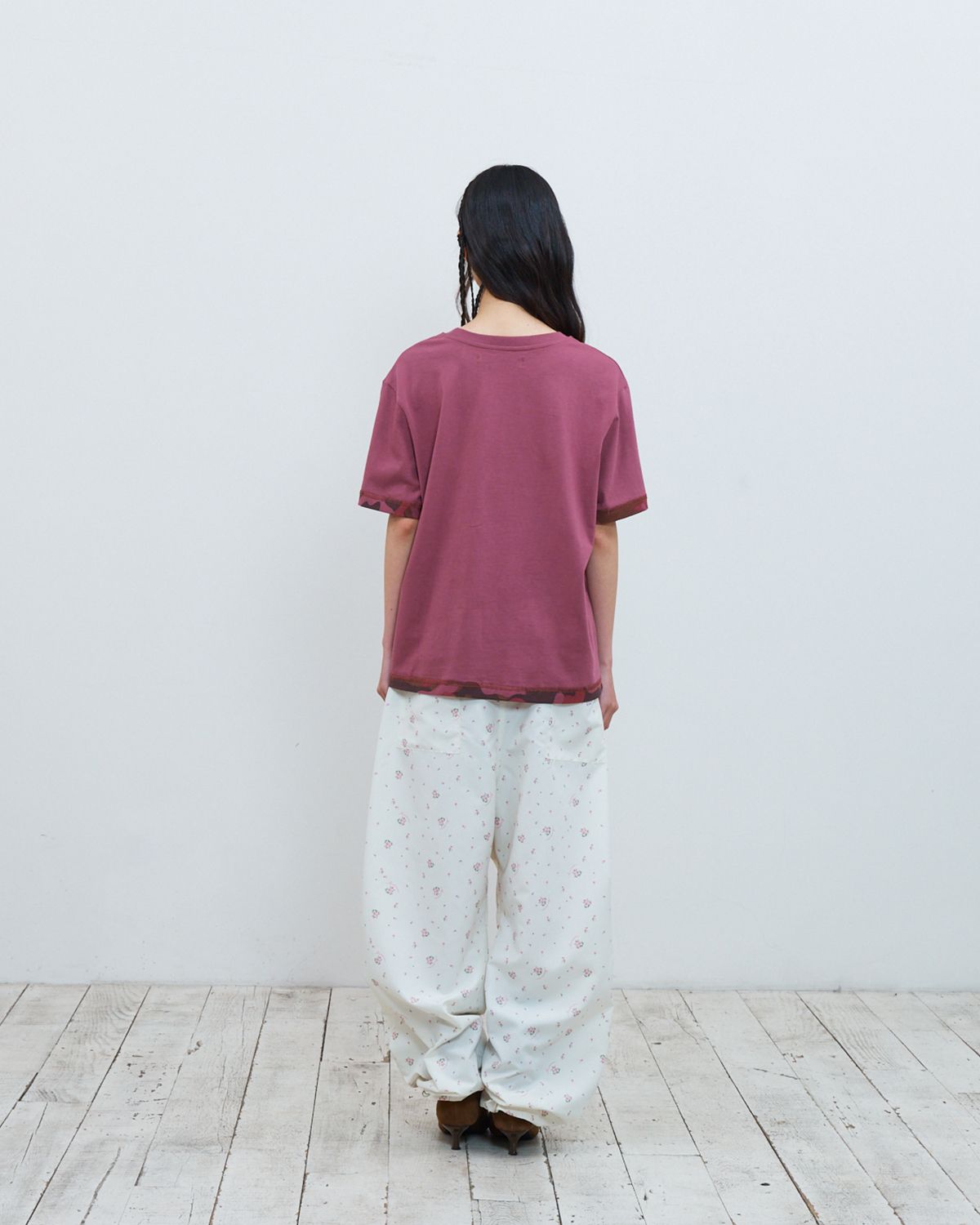 더뮤지엄비지터(THEMUSEUMVISITOR) W FLORAL PARACHUTE WIDE PANTS (BEIGE)