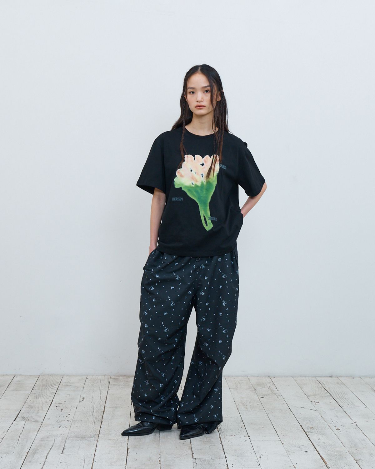 더뮤지엄비지터(THEMUSEUMVISITOR) W FLORAL PARACHUTE WIDE PANTS (BLACK)