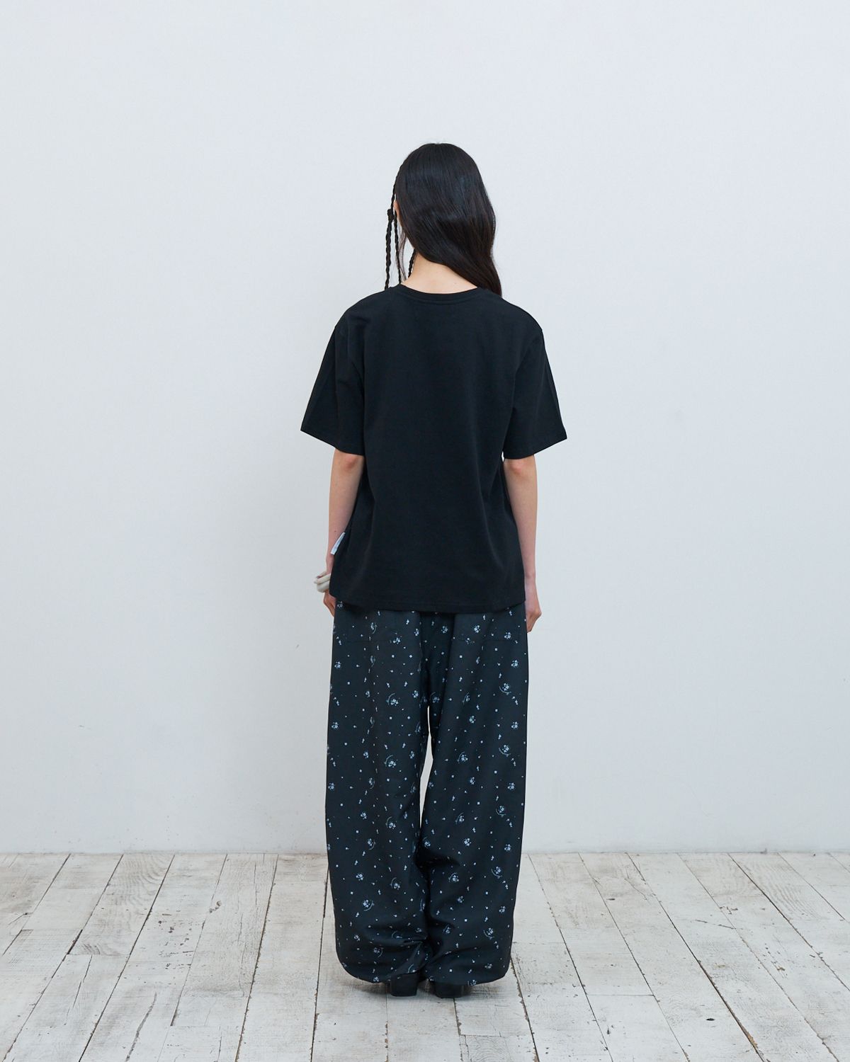 더뮤지엄비지터(THEMUSEUMVISITOR) W FLORAL PARACHUTE WIDE PANTS (BLACK)