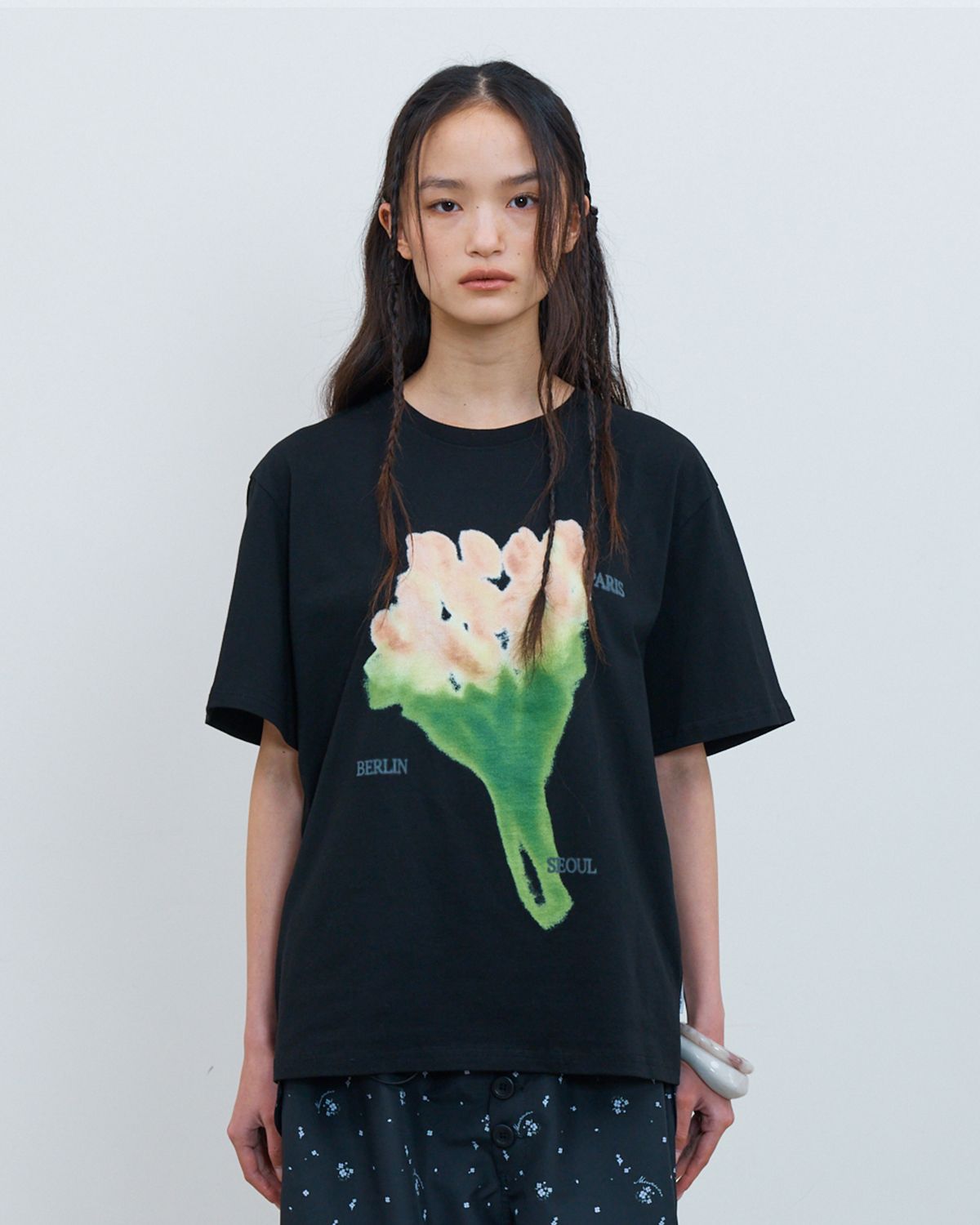 더뮤지엄비지터(THEMUSEUMVISITOR) FLOWER GRAPHIC T-SHIRTS (BLACK)