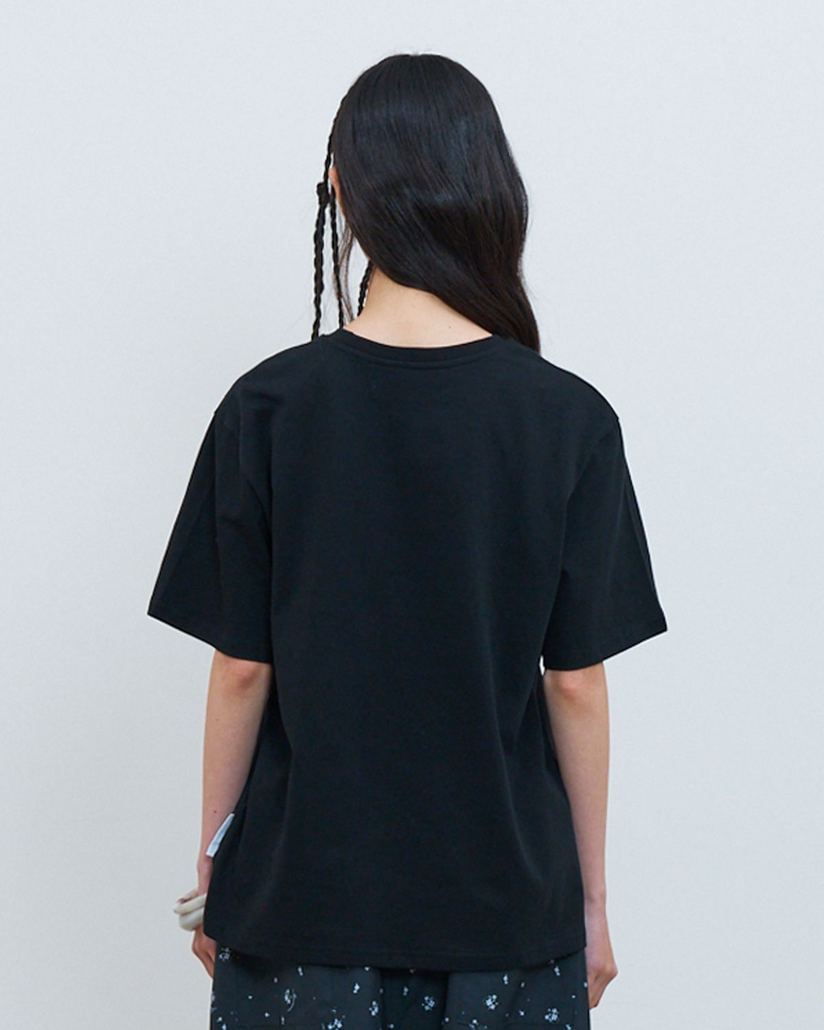 더뮤지엄비지터(THEMUSEUMVISITOR) FLOWER GRAPHIC T-SHIRTS (BLACK)