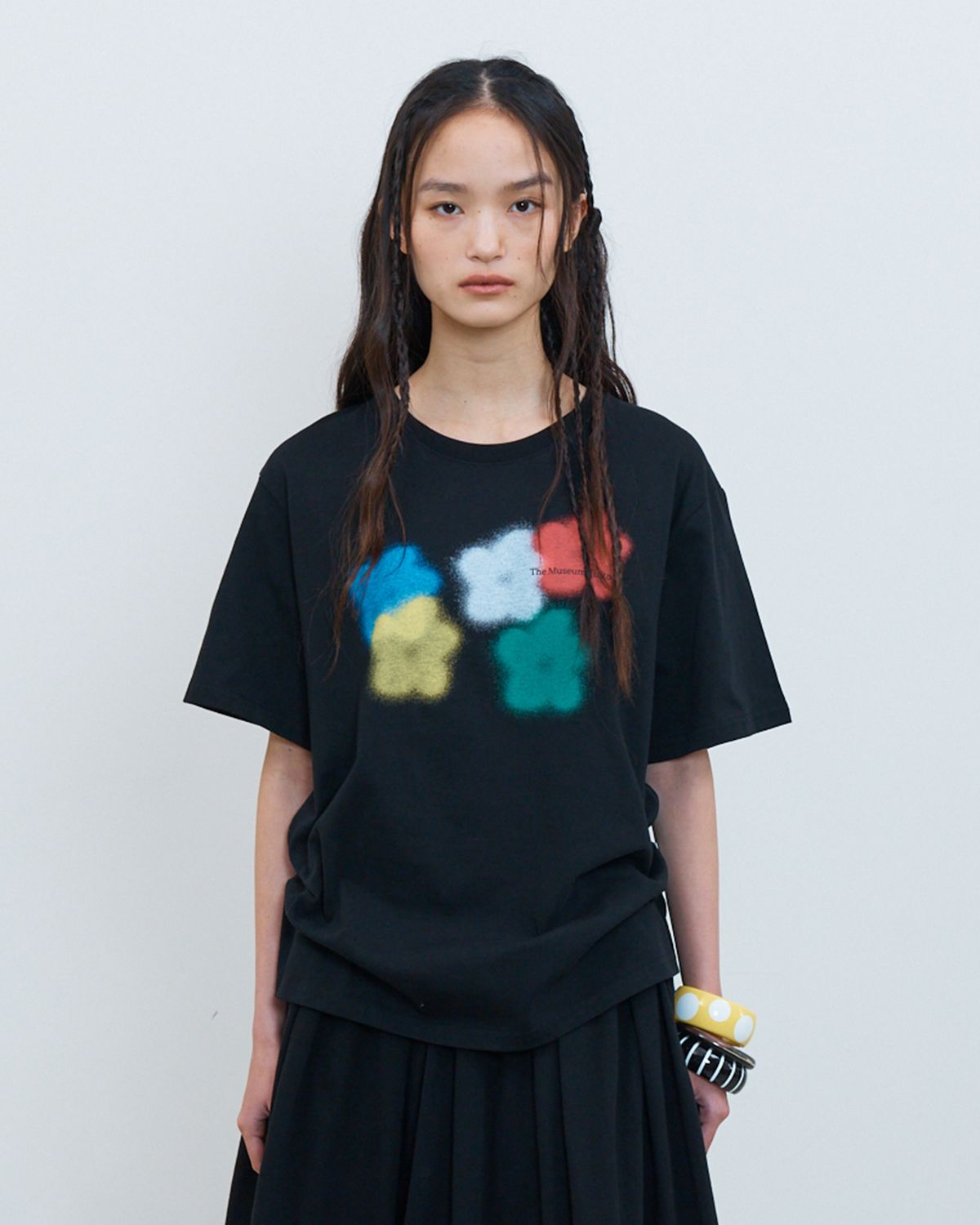 더뮤지엄비지터(THEMUSEUMVISITOR) FIVE FLOWER BLUR T-SHIRTS (BLACK)